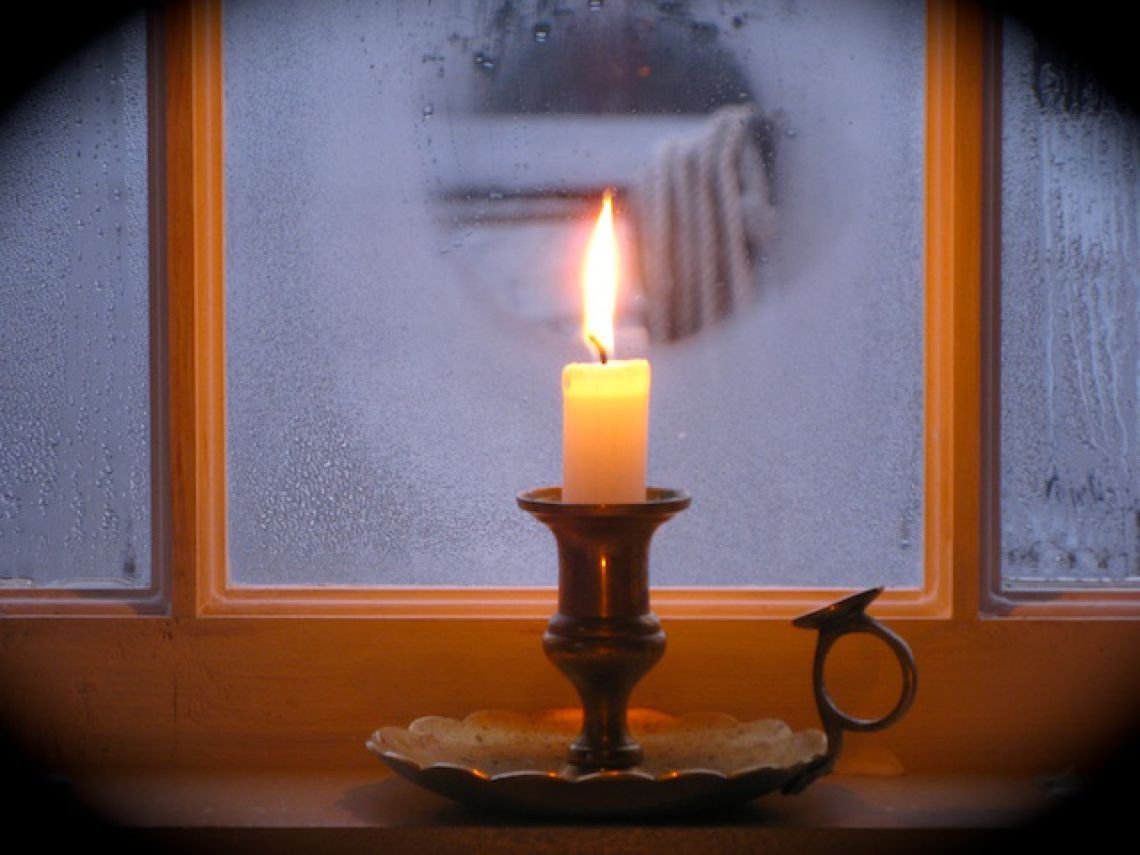 Свеча горела ленинград. Свеча на подоконнике. Горящая свеча на окне. Свеча в окне. Свеча на зимнем окне.