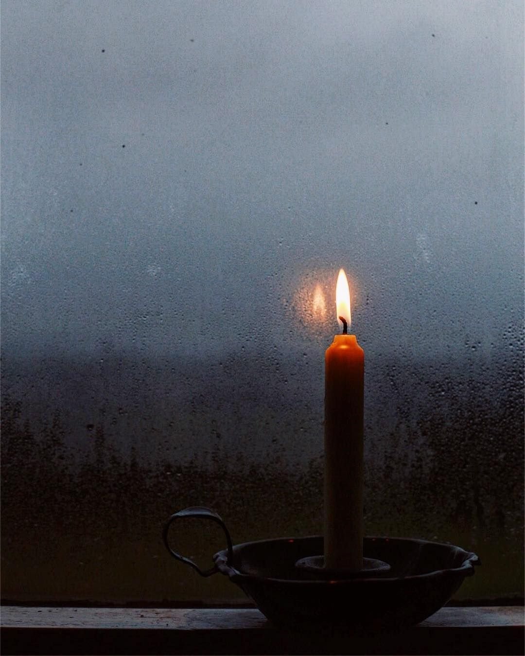 Погасли в окнах свечи. Горящая свеча на окне. Свеча в окне. Горящие свечи на окне. Свеча горела на окне.