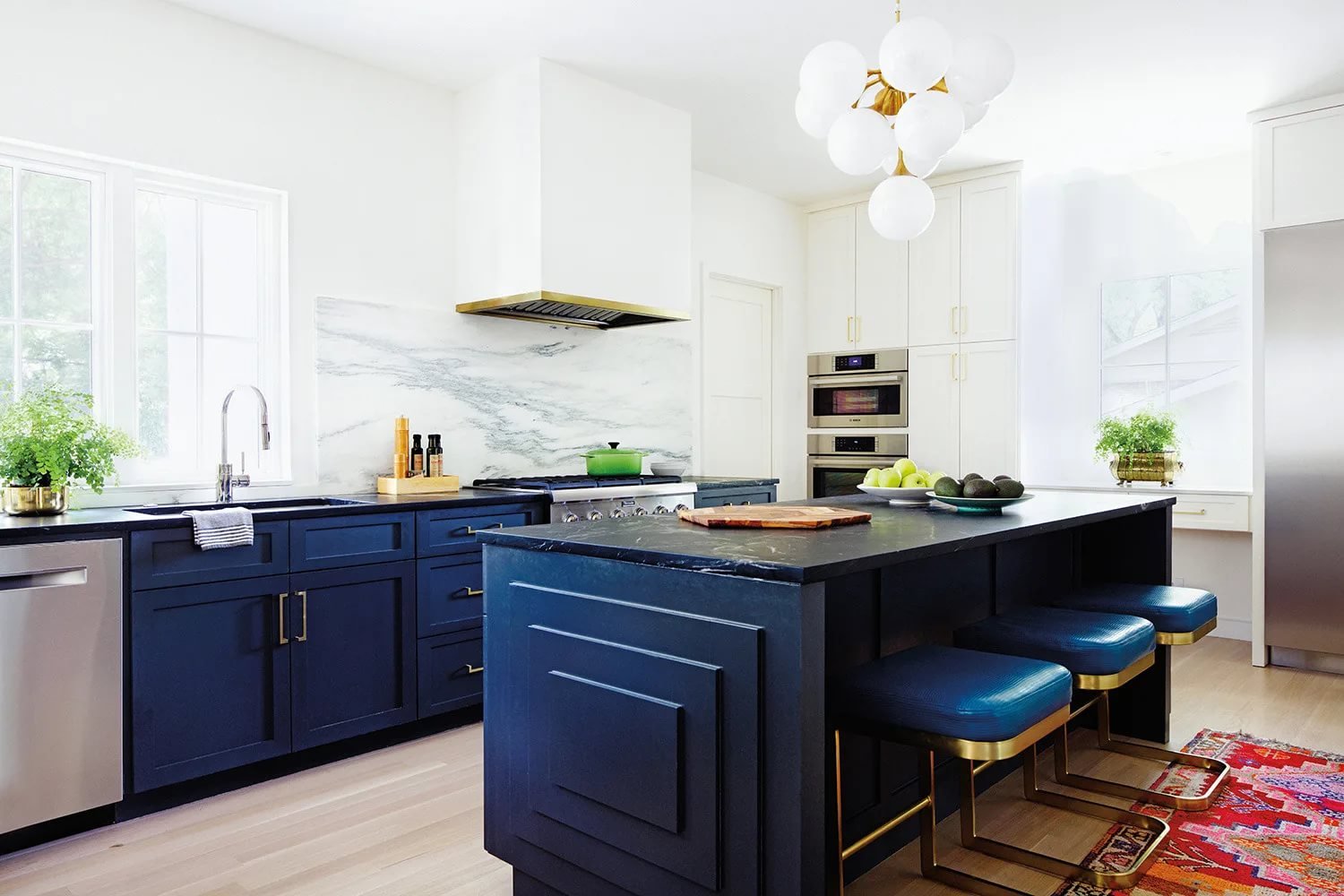 Белая кухня синяя столешница. Кухня Navy Blue. Кухня в темно синем цвете. Кухонный гарнитур синего цвета. Синяя кухня в интерьере.