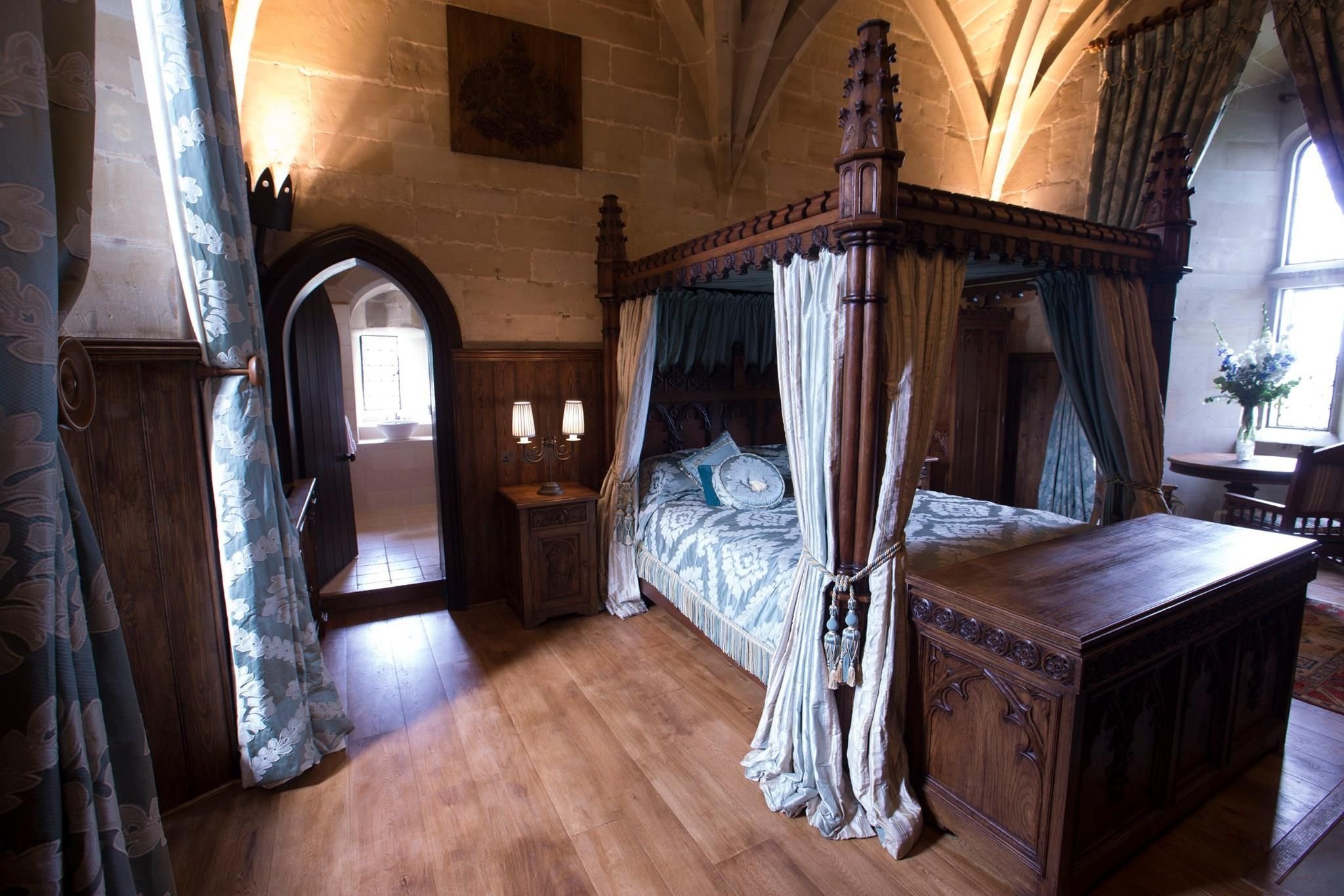 12 замков комната. Спальня в замке Уорик в Англии. Романский стиль в интерьере средневековья. Замок Уорик интерьеры. Покои королевы Тауэр.
