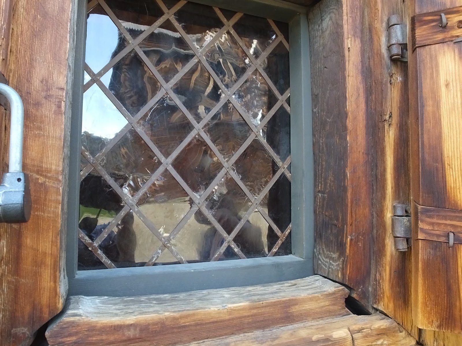 Вместо слюды. Слюдяные окна 17 века. Слюдяные окна в древней Руси. Оконница слюда. Окна из слюды.