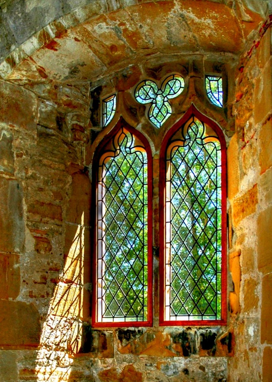 Средневековое витражное окно