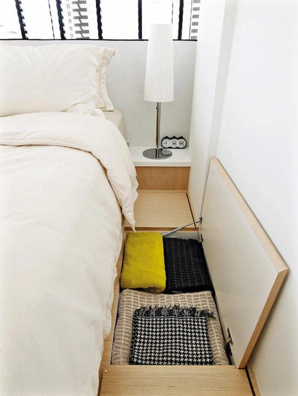 Кровать на подиуме с местом для хранения