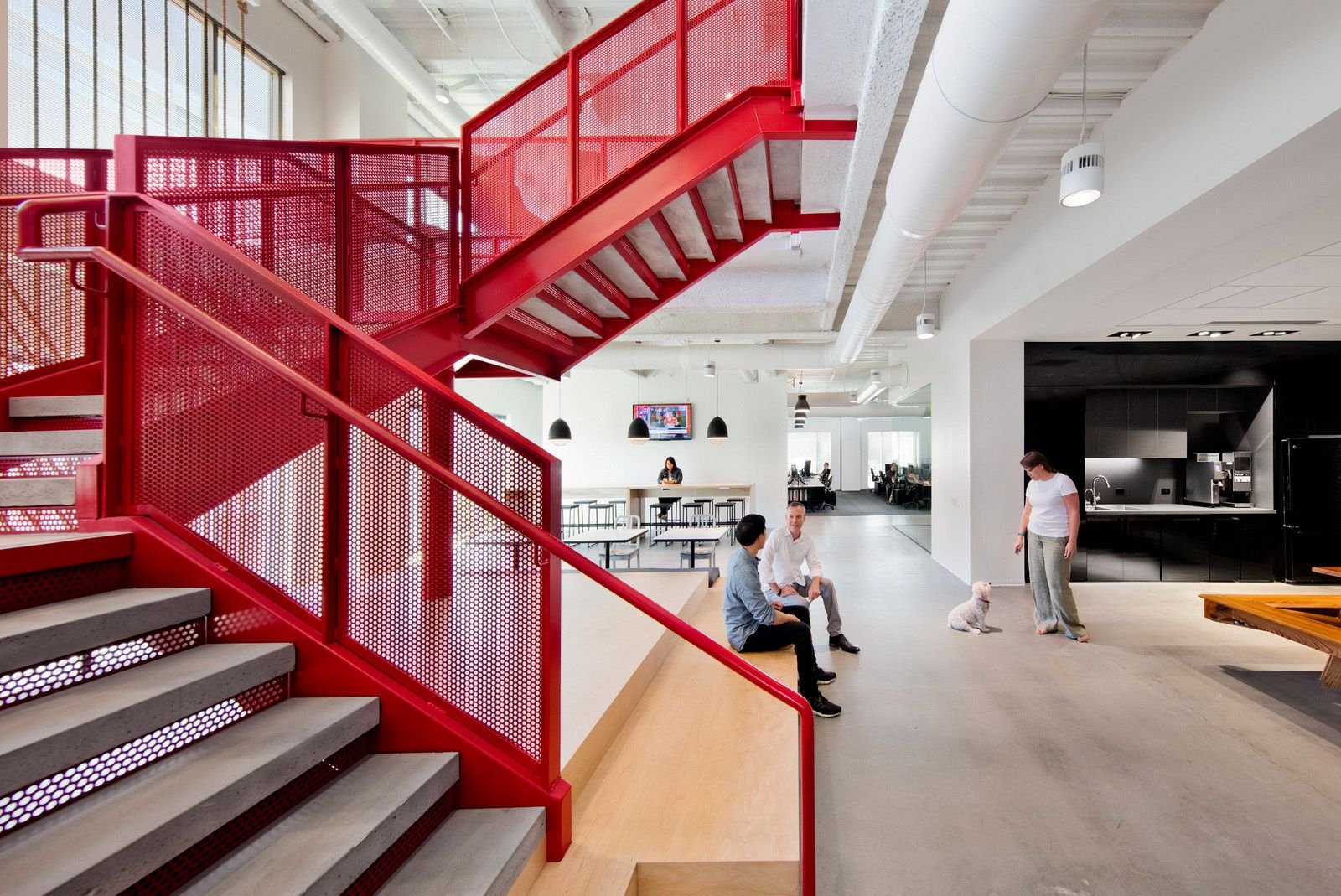 Красные ступеньки. Двухэтажный офис. Лестница в офисе. Лестница в офисном здании. Лестница в административном здании.