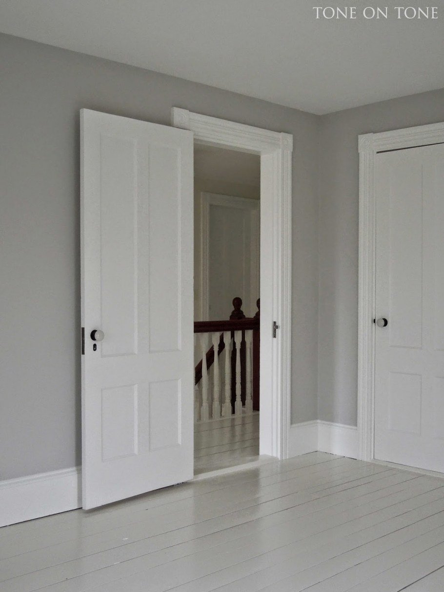 Серый ламинат и белые двери