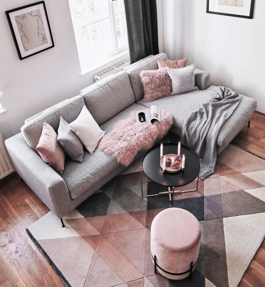 Коричневый диван в интерьере