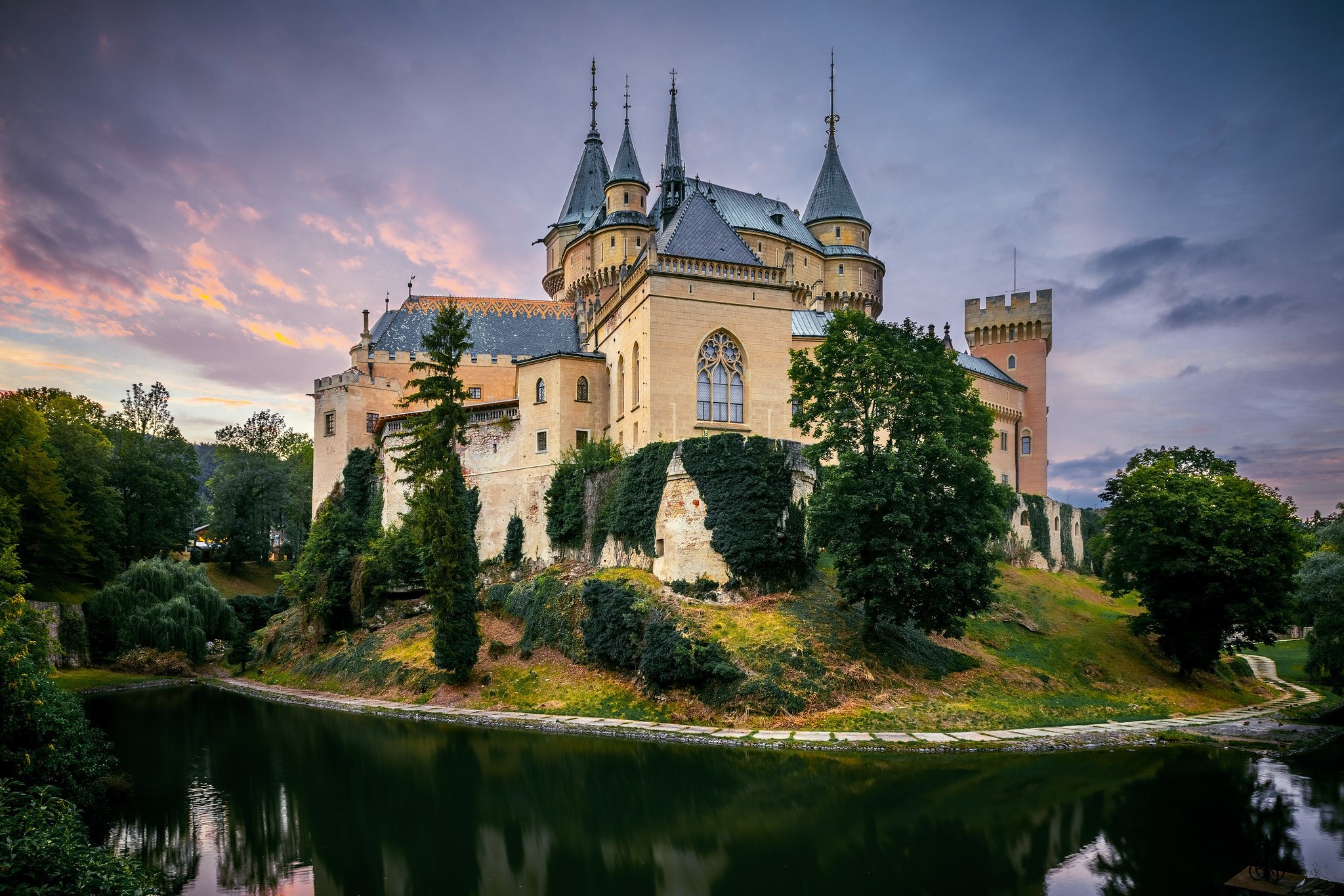 Www zamok. Бойницкий замок Бойнице. Замок Бойнице Словакия. Замки Чехии Бойницкий. Замок Лавут-Полиньяк.