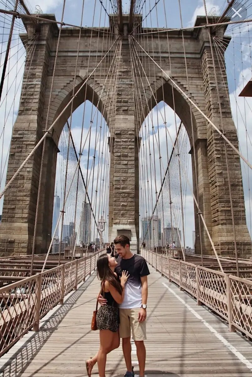 Влюбленные пары на мосту