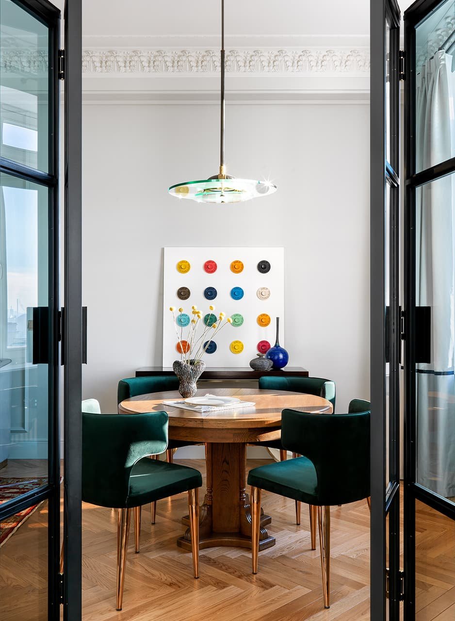 Стеклянная перегородка у обеденного стола