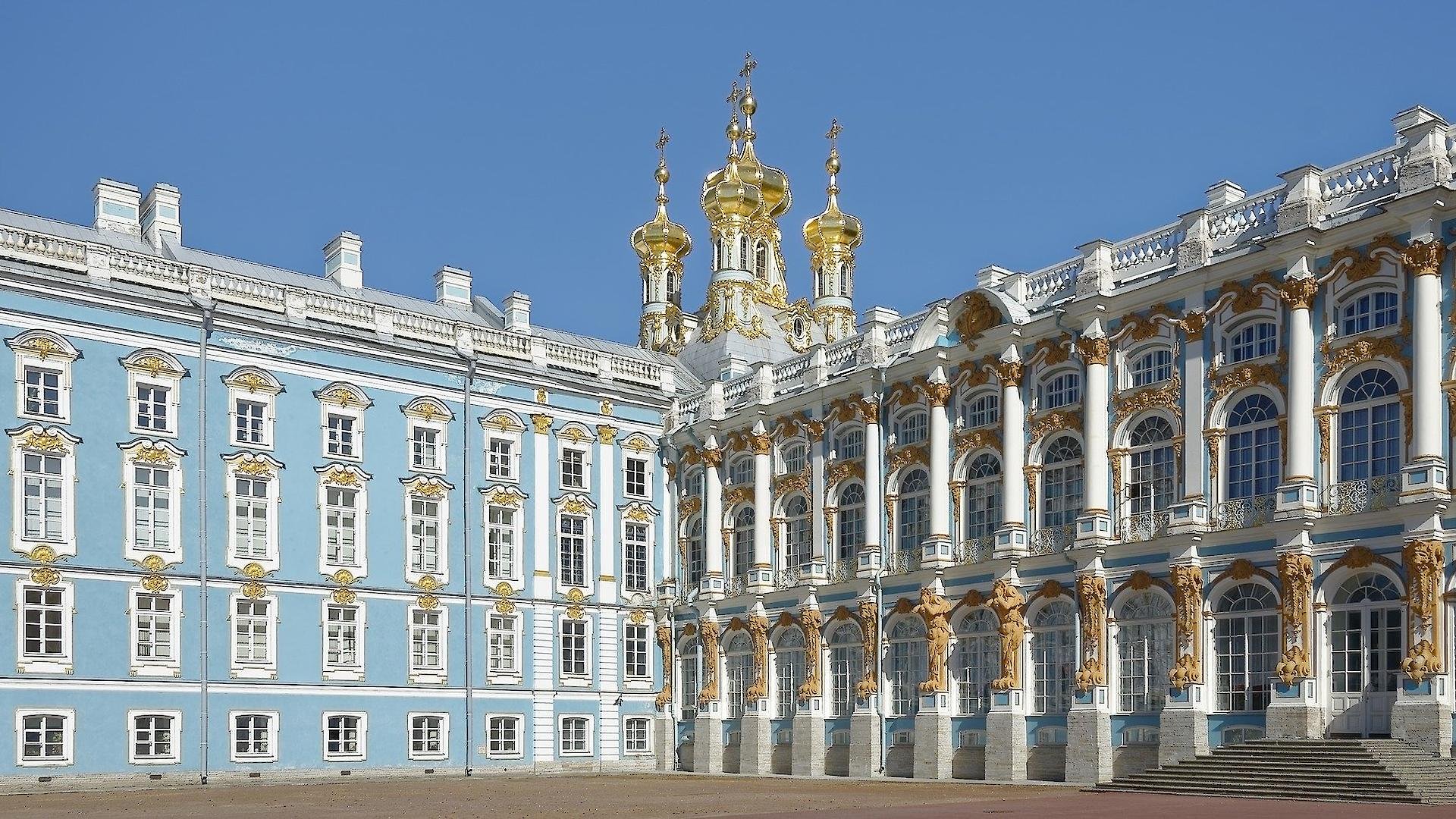 Здания Екатерининского дворца в Петергофе