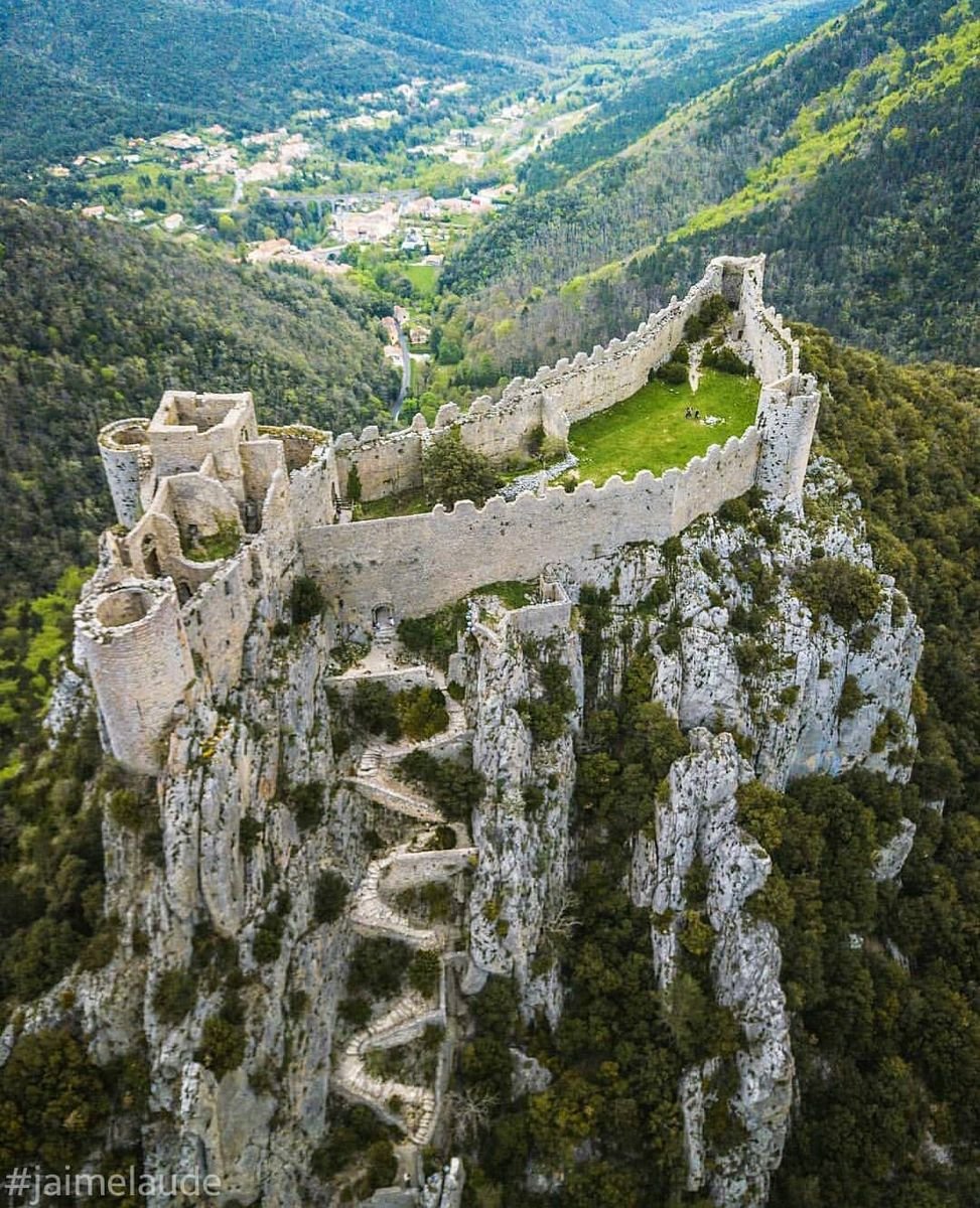 замок монсегюр франция