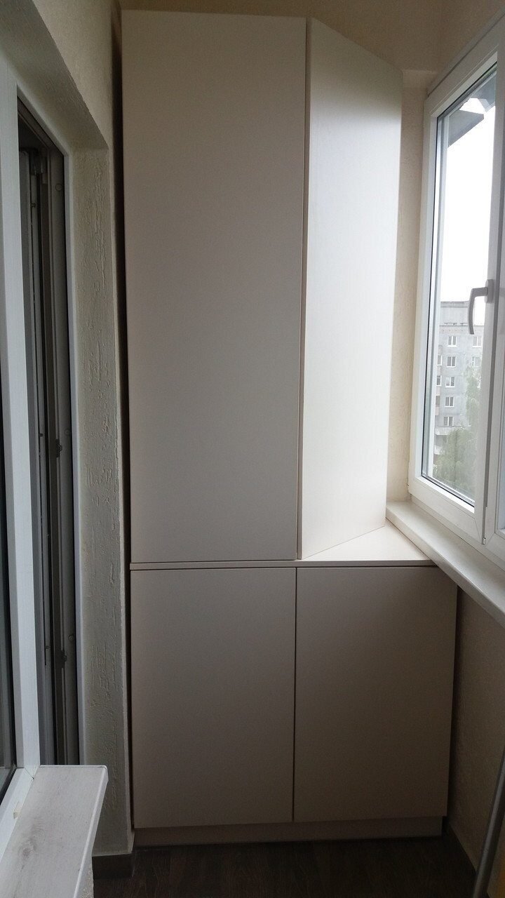 Шкаф для балкона с полками