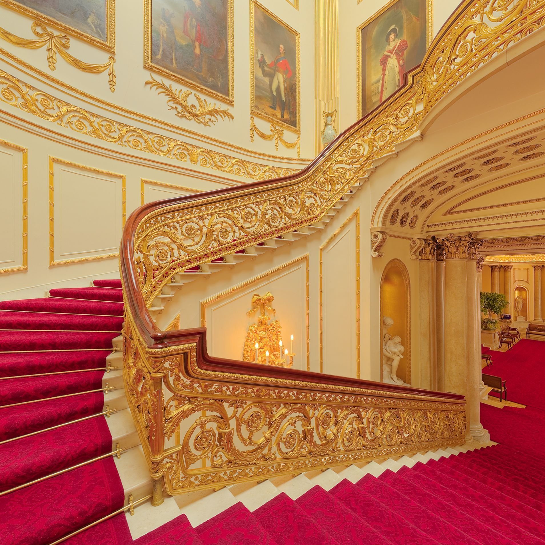 Царские дома внутри. Букингемский дворец бальный зал. Букингемский дворец лестница. Парадная лестница Букингемского дворца. Букингемский дворец изнутри.