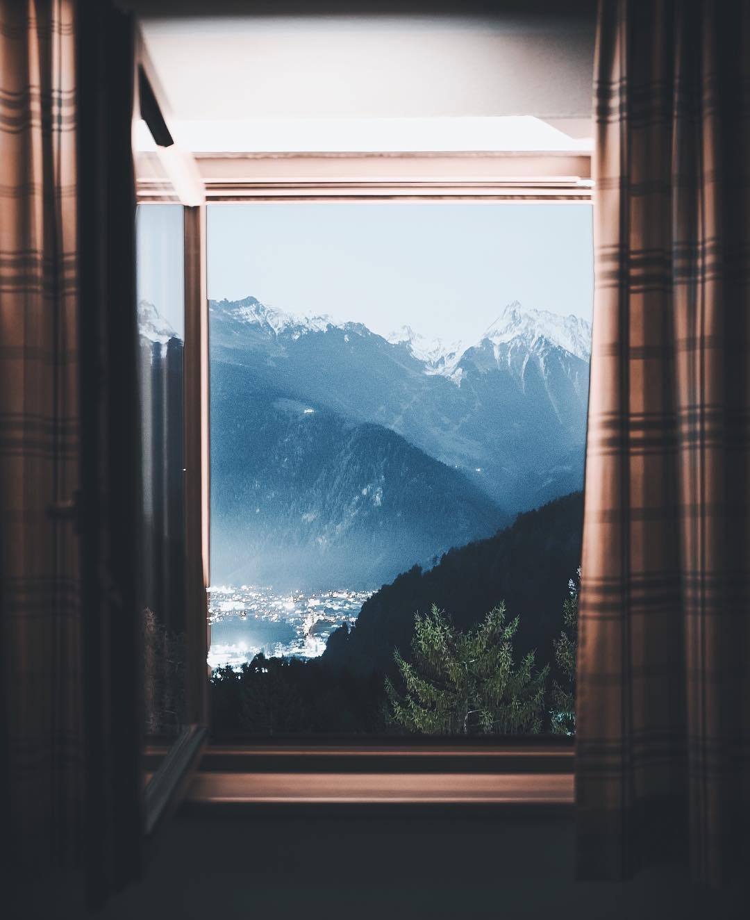 Iz okna. Вид из окна на горы. Вид на горы с балкона. Виды окон. Окно с видом на горы.