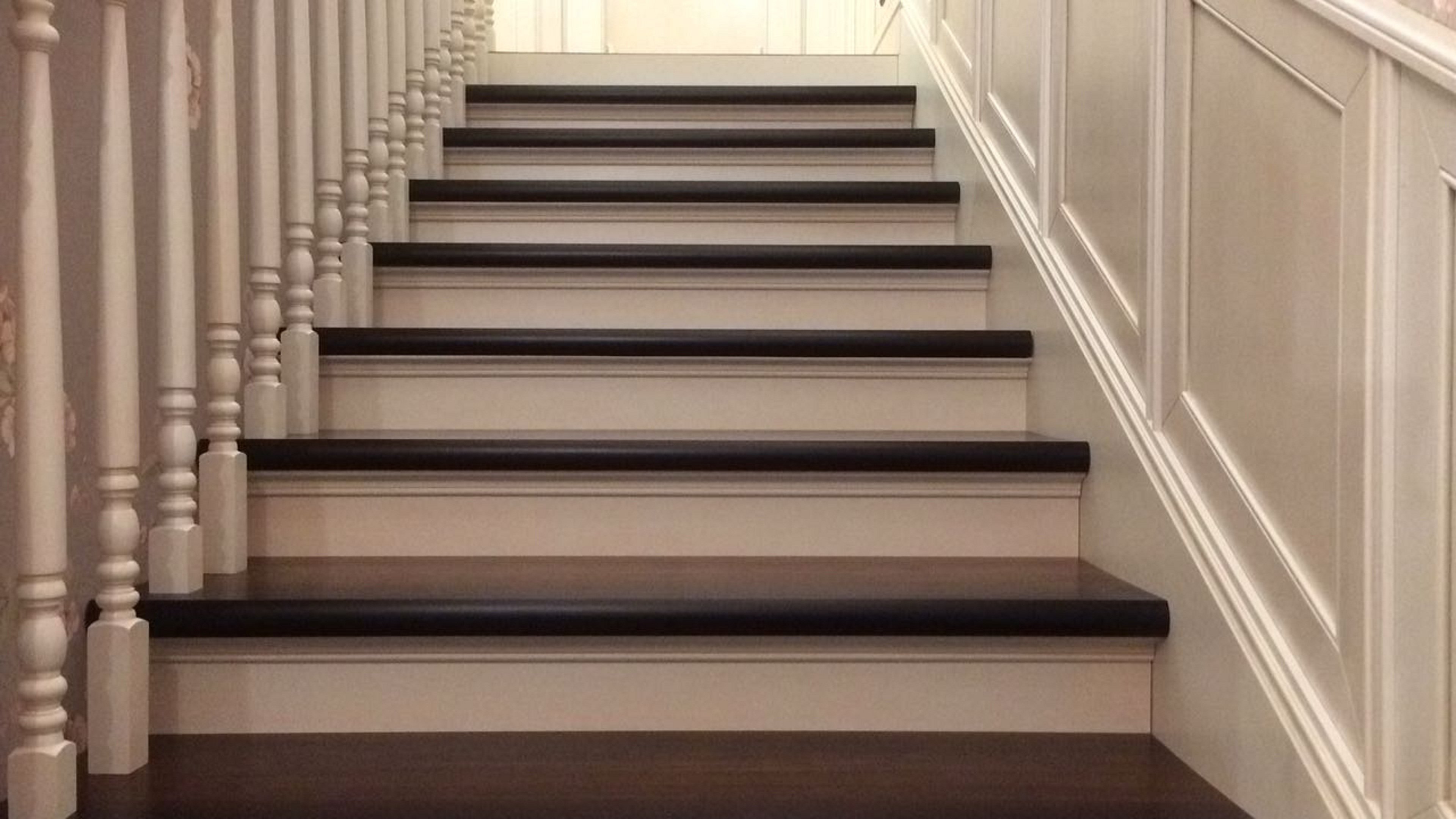 Виды ступеней. Деревянная лестница. Деревянные ступени. Стильные деревянные лестницы. Широкие ступеньки.