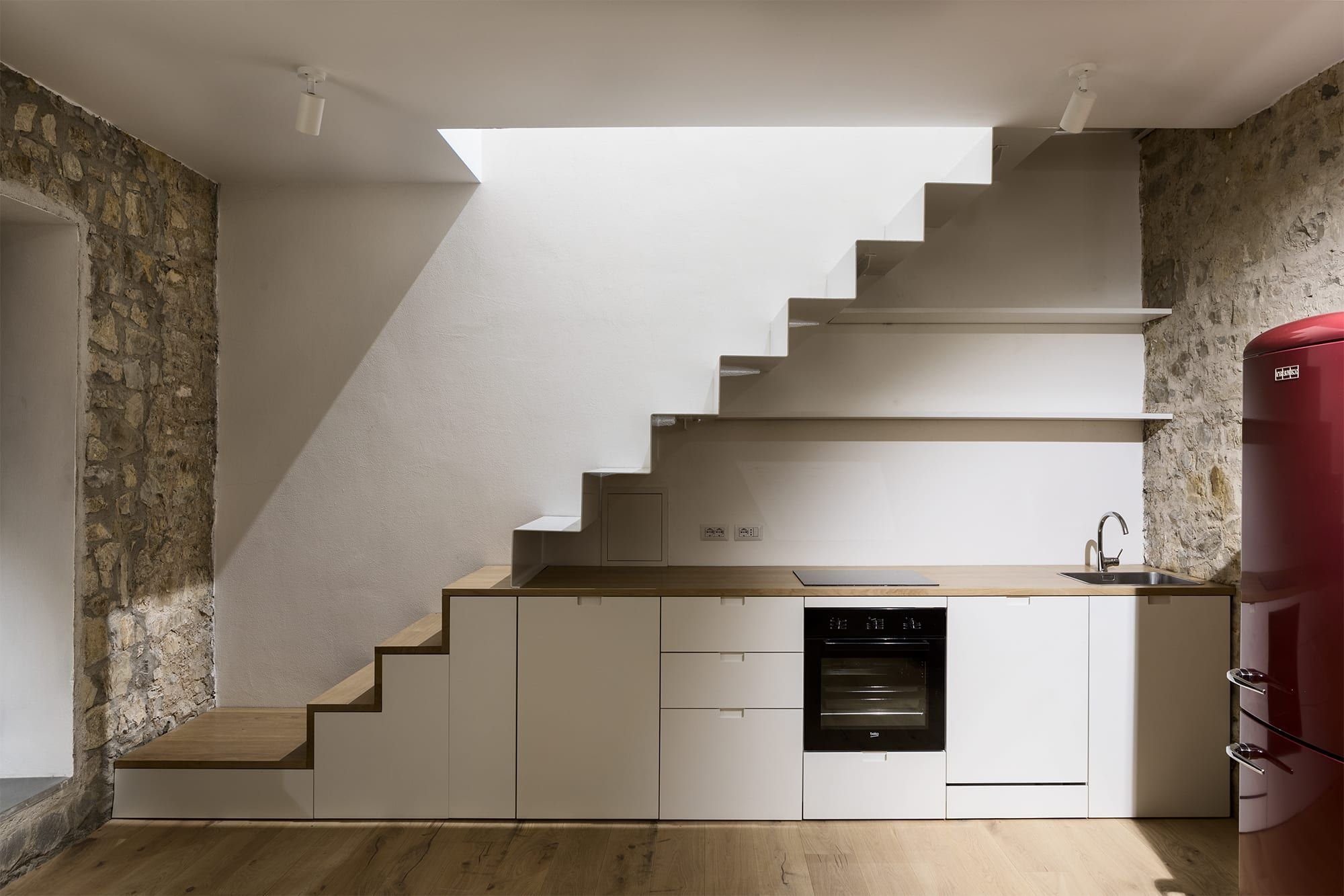 Второй этаж на кухне. Кухня под лестницей. Кухонный гарнитур под лестницей. Угловая кухня под лестницей. Кухня под лестницей на второй этаж.