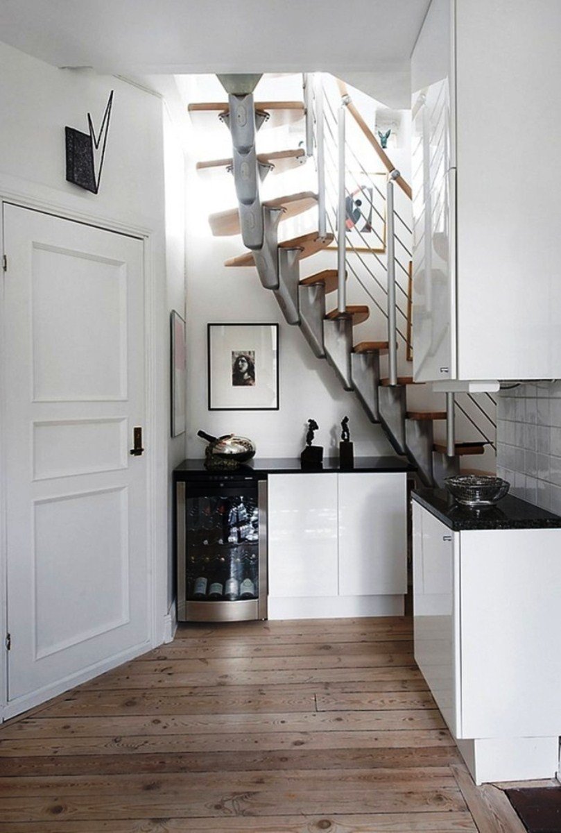 Винтовая лестница на кухне