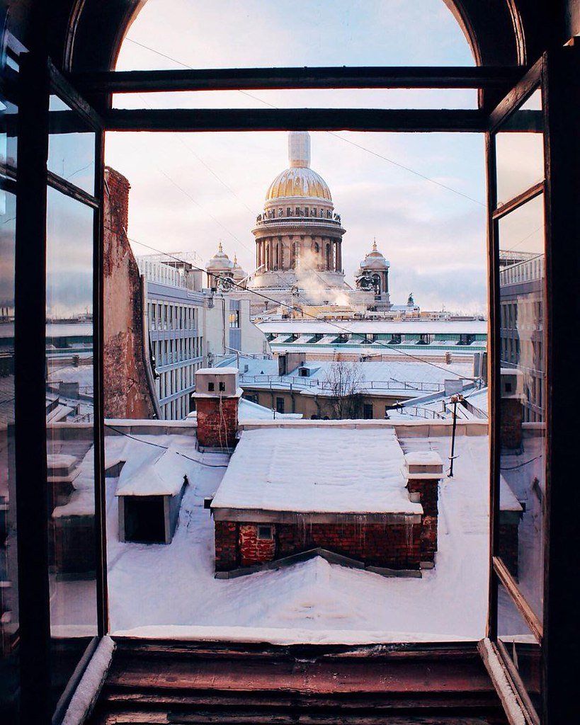 Исаакиевский собор в Санкт-Петербурге вид с окна