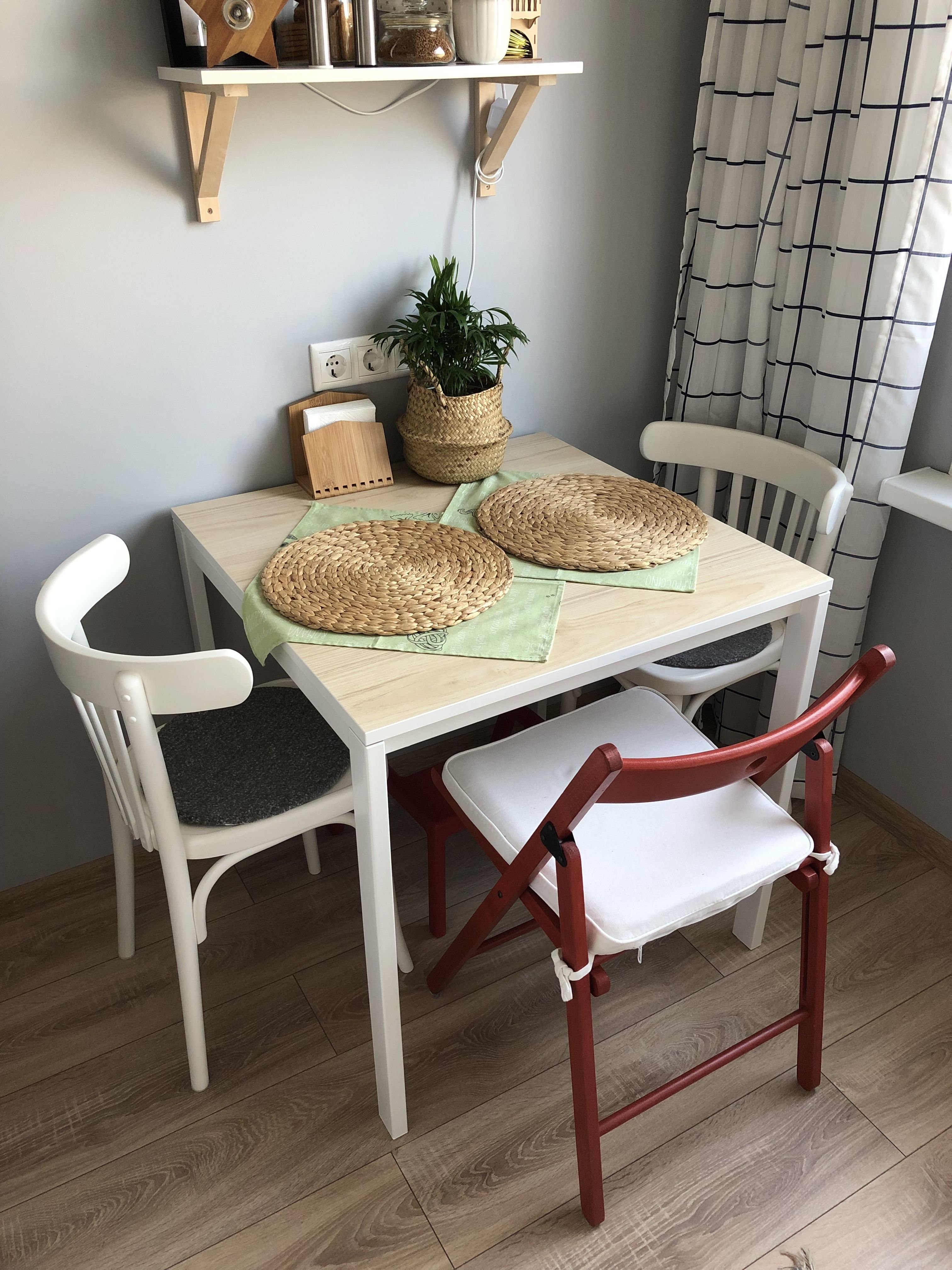 стол и два стула на кухню