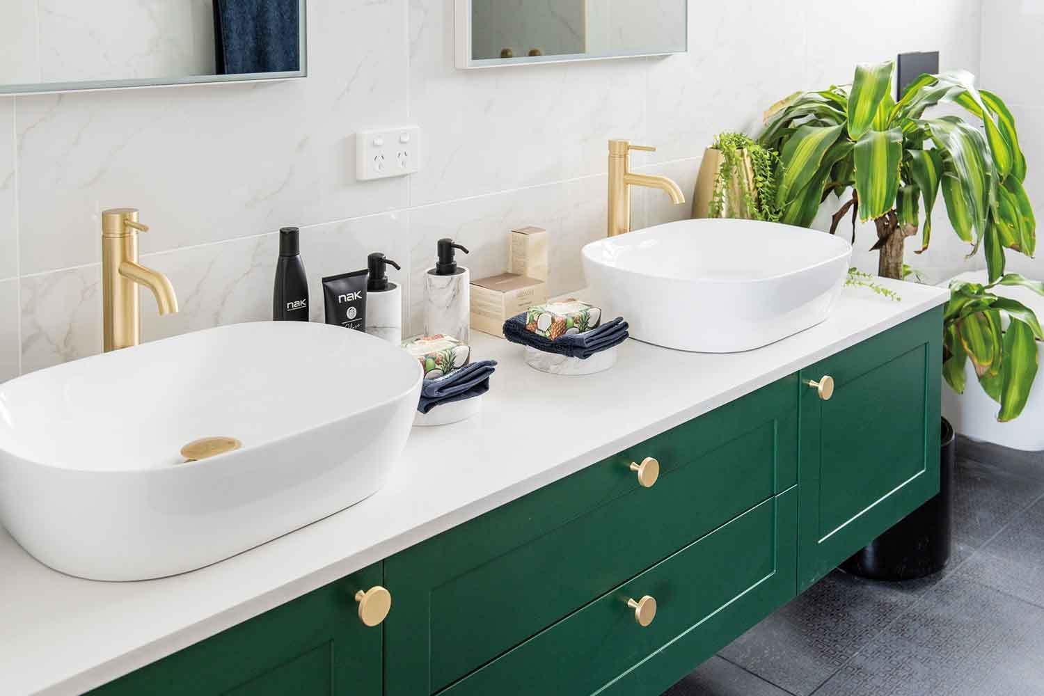 Белая столешница для ванной комнаты. Зеленая раковина для ванной. Зеленая тумба под раковину в ванную. Салатовая раковина для ванной. Раковина со столешницей.