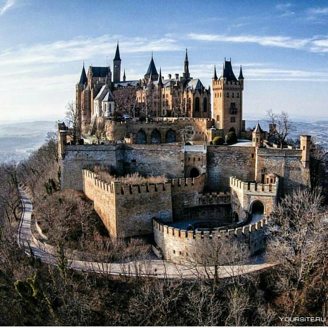 Замок средние. Замок Гогенцоллерн, Германия (XIII век). Замки средневековья Гогенцоллерн. Замок-крепость гогенцоллернuno. Замок Гогенцоллерн подземелье.