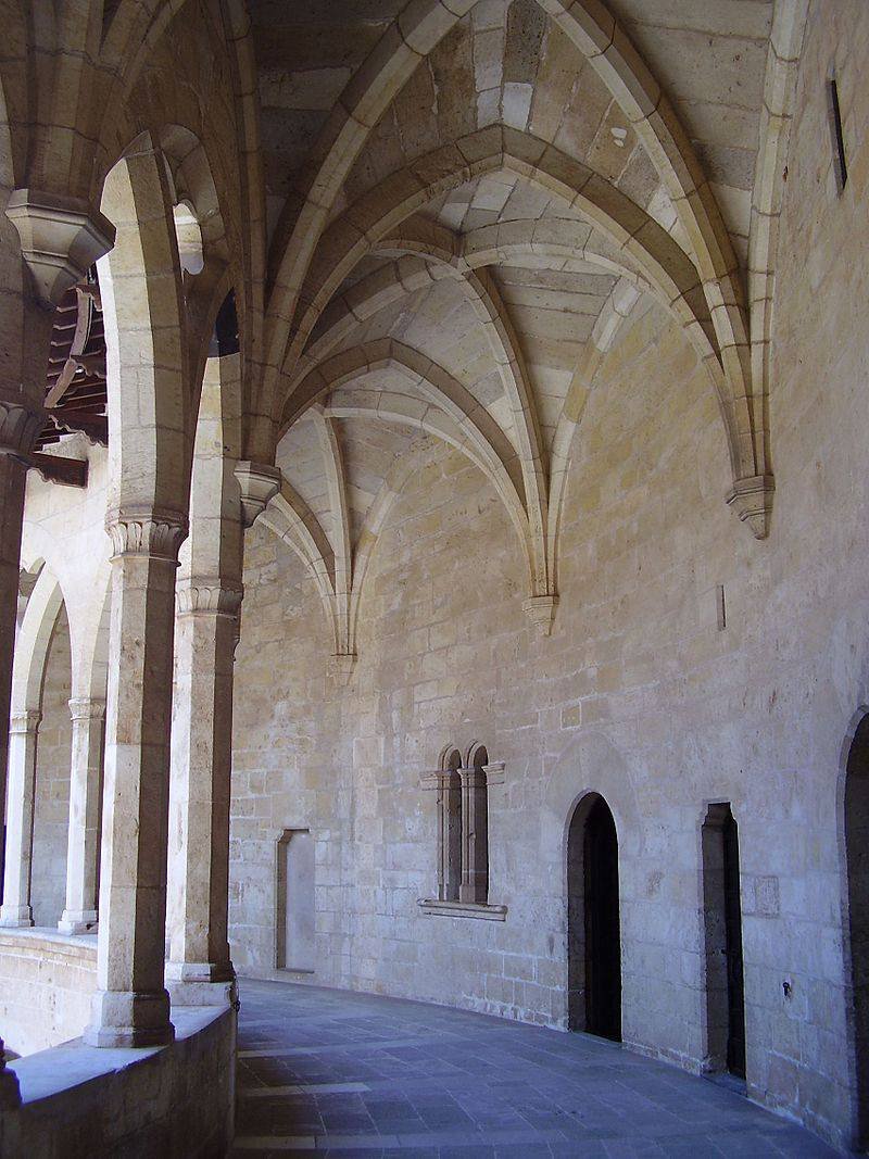 Фото замок Бельвер, Испания внутри замка