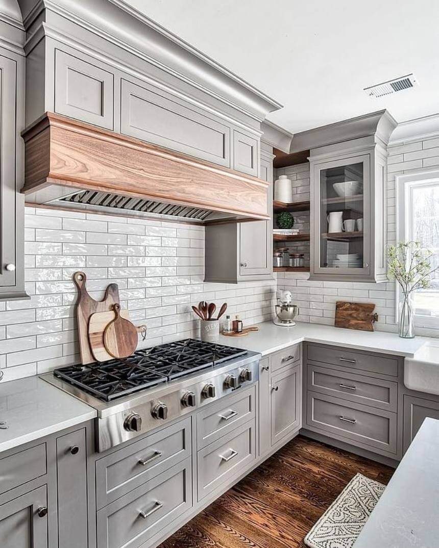 Кухня современная классика с кирпичом