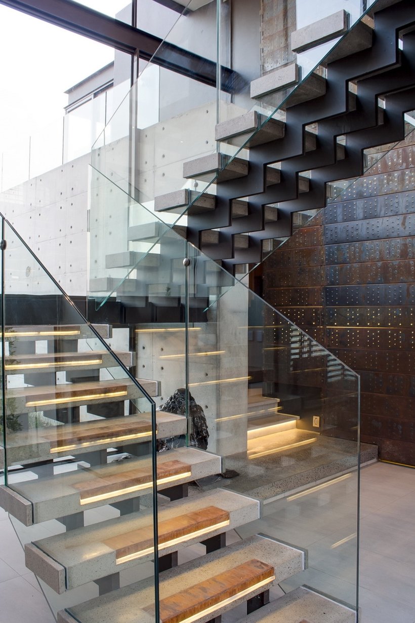 Металлическая лестница со стеклом