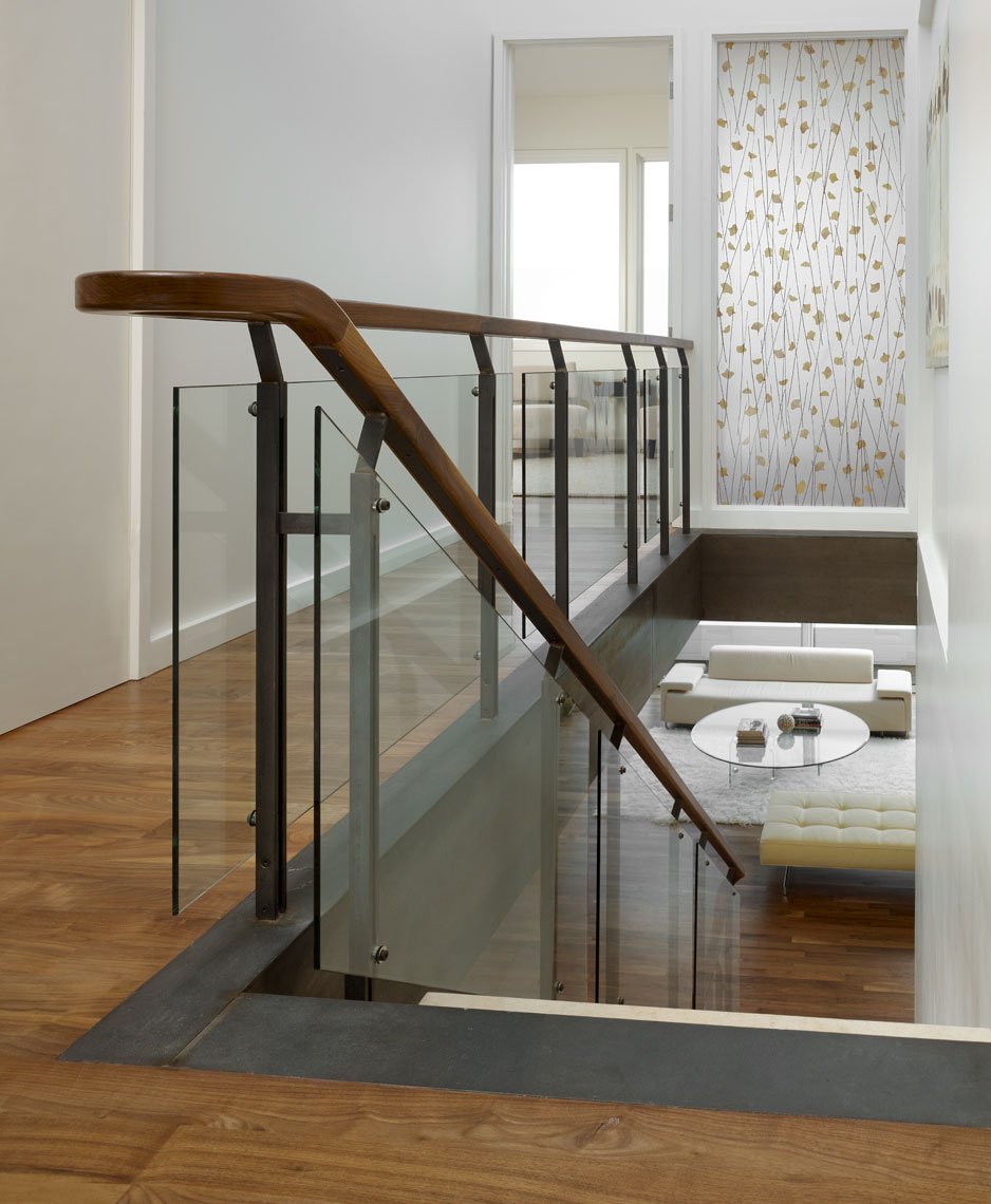 Ограждение лестницы со стеклом и деревянным поручнем