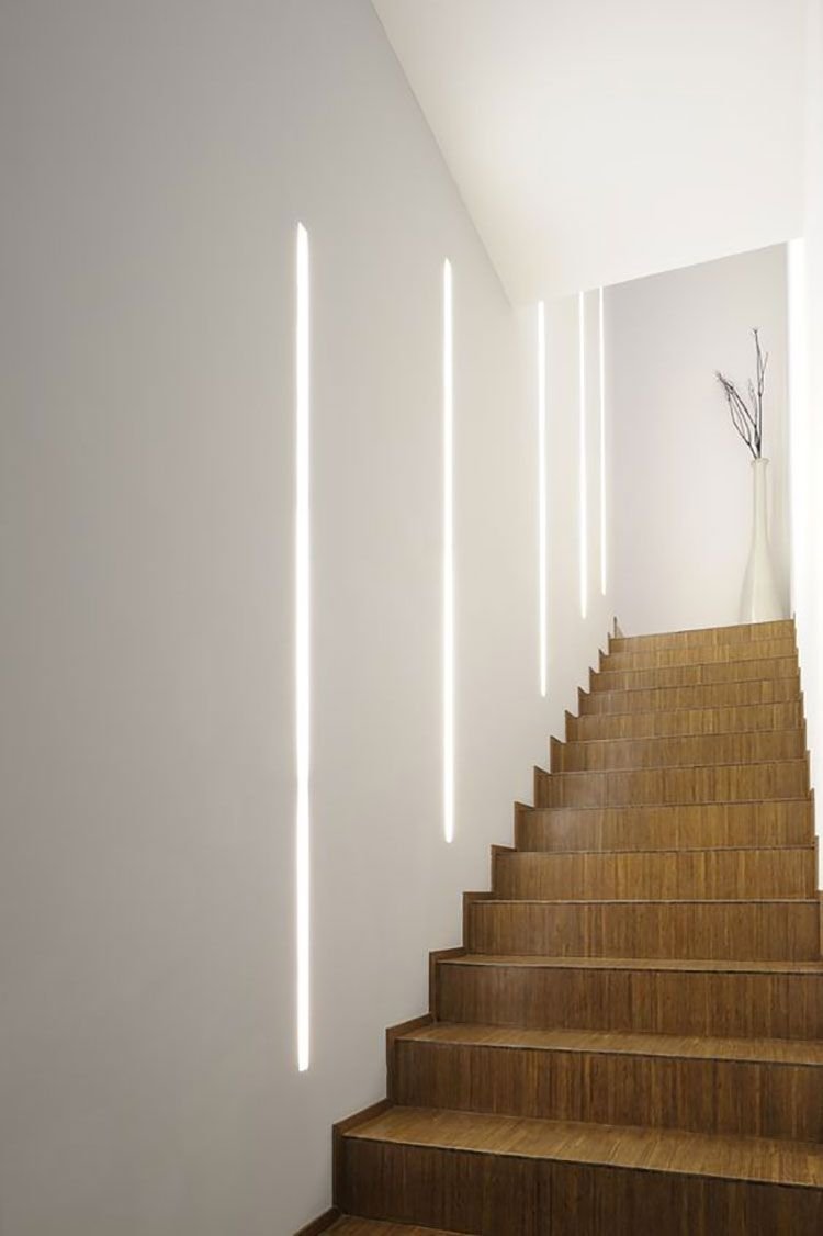 Подсветка лестницы на стене