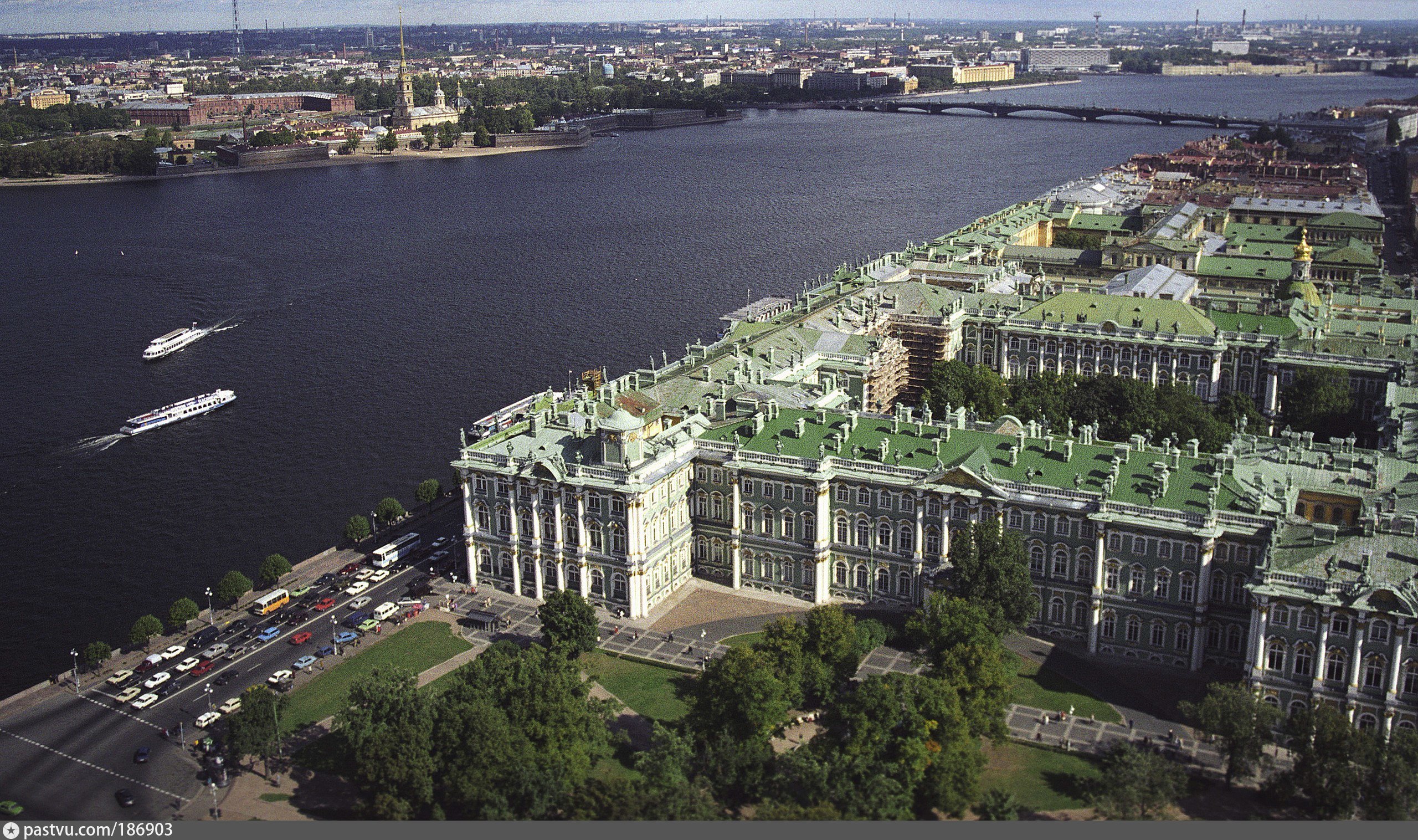 Дворцовая набережная и Адмиралтейство в Санкт-Петербурге