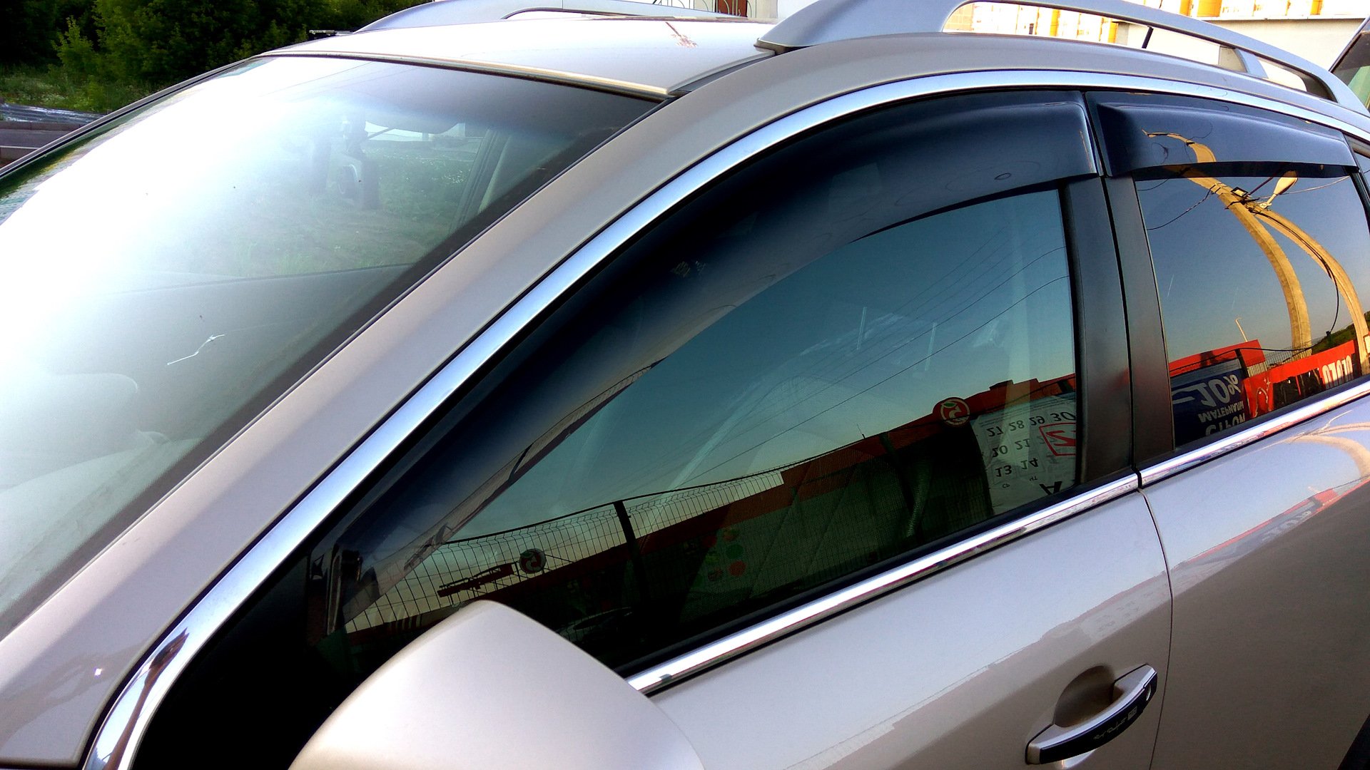 Ветровики на окна автомобиля штраф. Дефлектор окон Опель Антара. Дефлекторы окон Opel Antara 2014 год. Opel Astra h 1.6 ветровики.