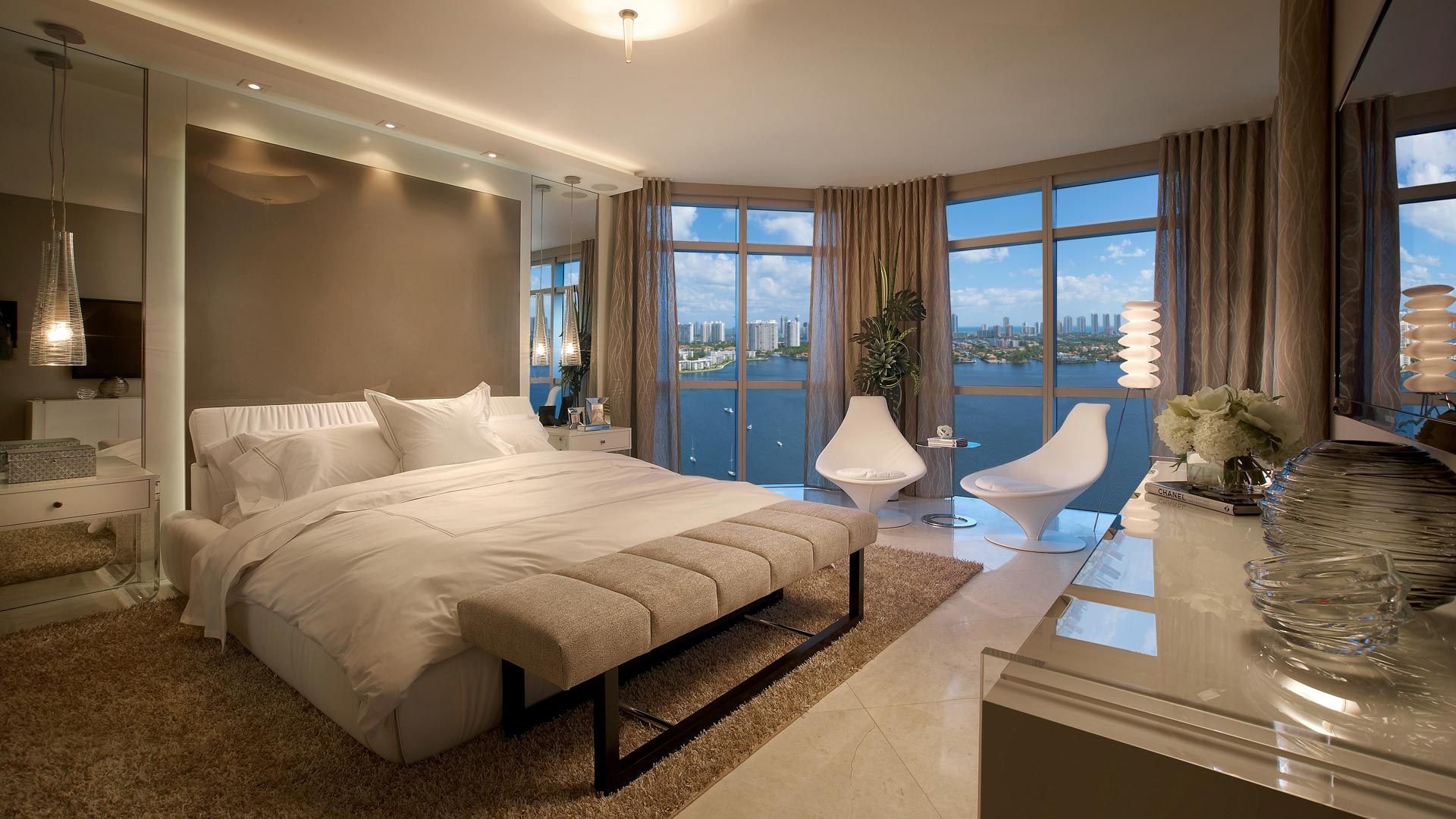 Видео красивых квартир. Красивая спальня. Спальня мечты. Спальня с панорамными окнами. Спальни в пентхаусе.