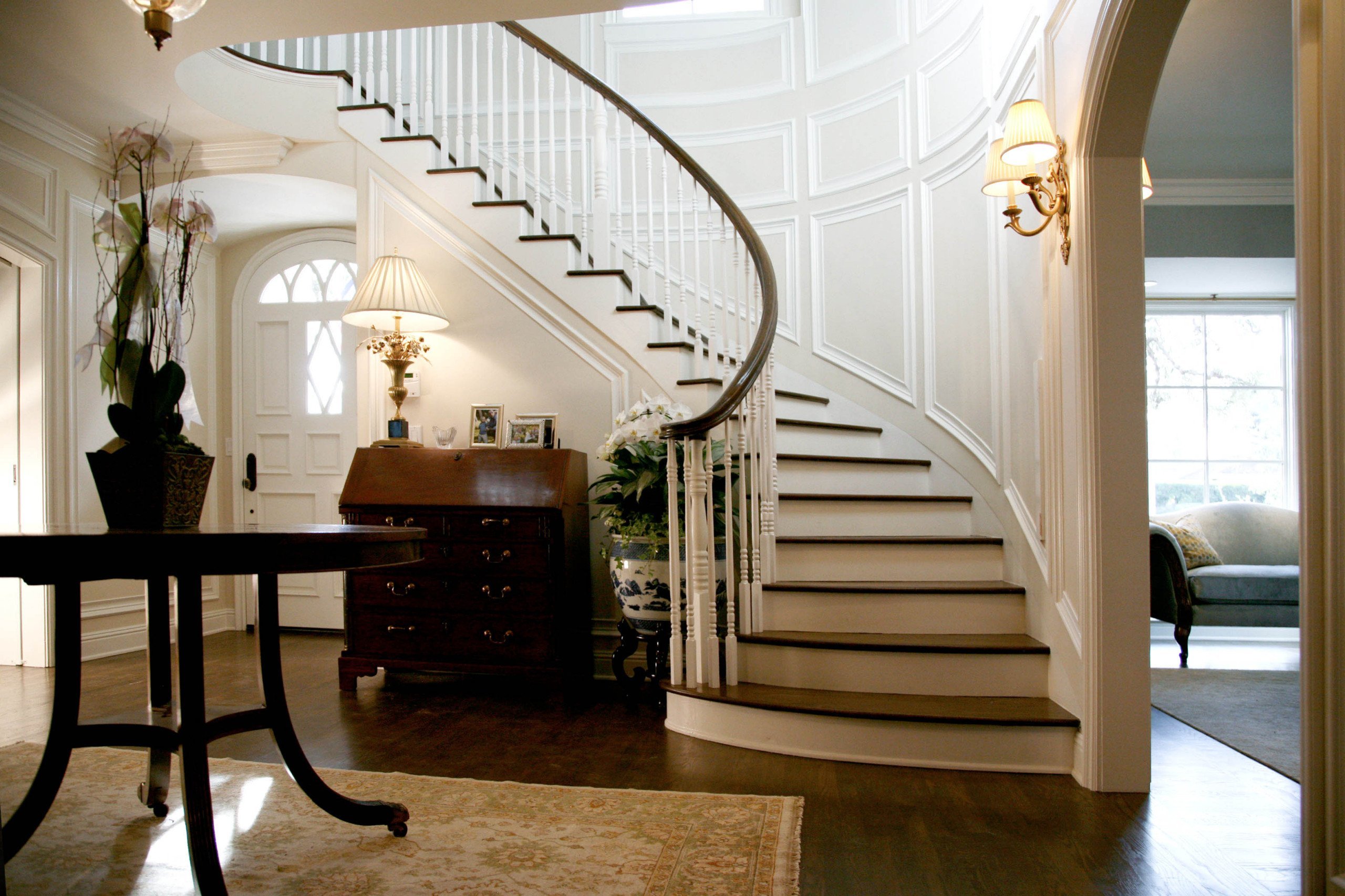 Лестница полукругом. Красивые лестницы. Лестница в классическом стиле. Лестница в интерьере. Лестница в частном доме.