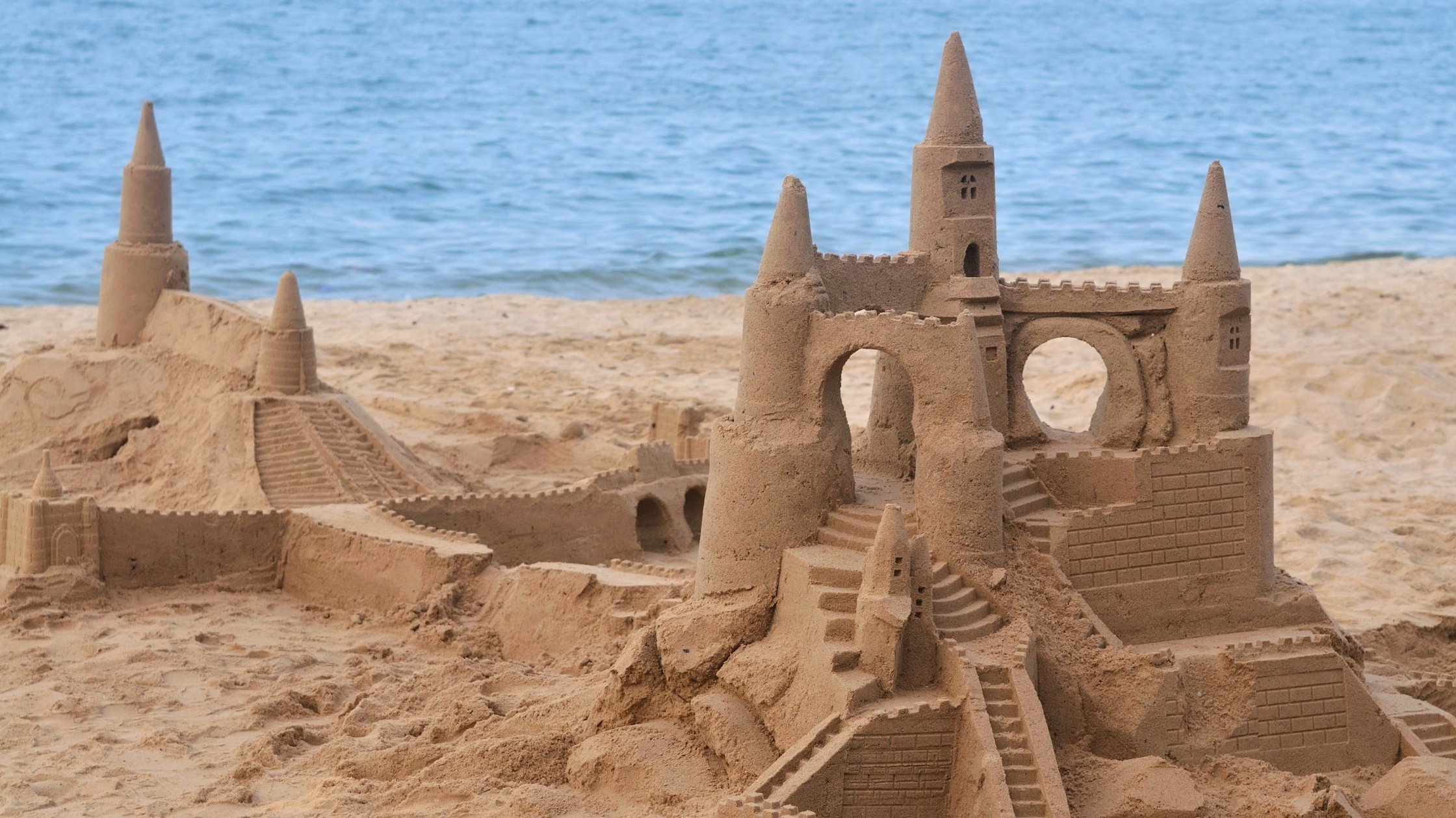 Sandcastle picture. Домик из песка. Песчаный замок. Замки из песка для детей. Песочный замок.