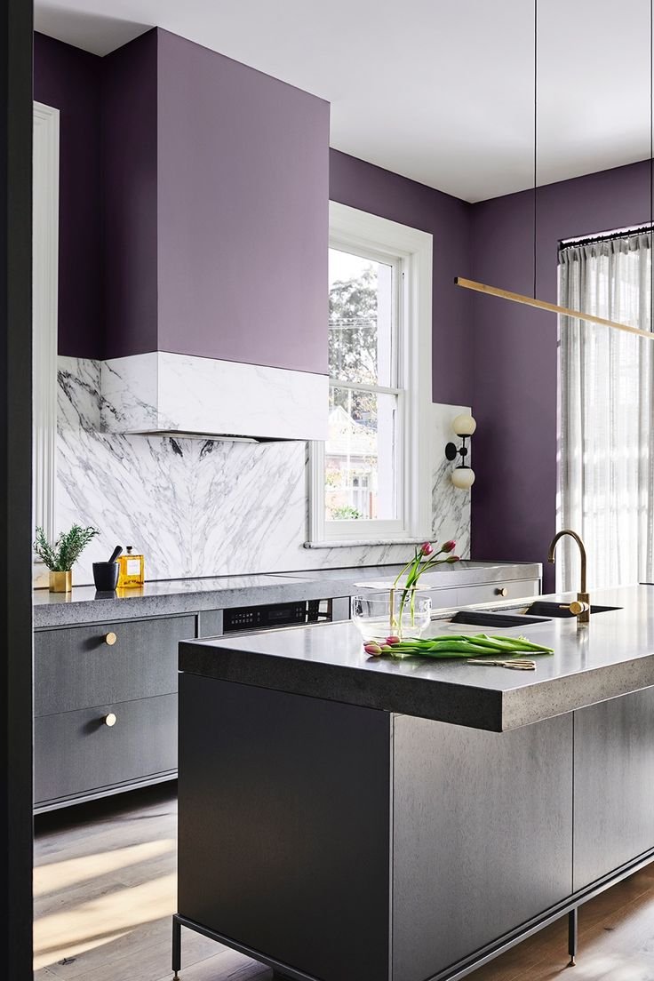 Кухонный гарнитур в фиолетовых пастельных тонах