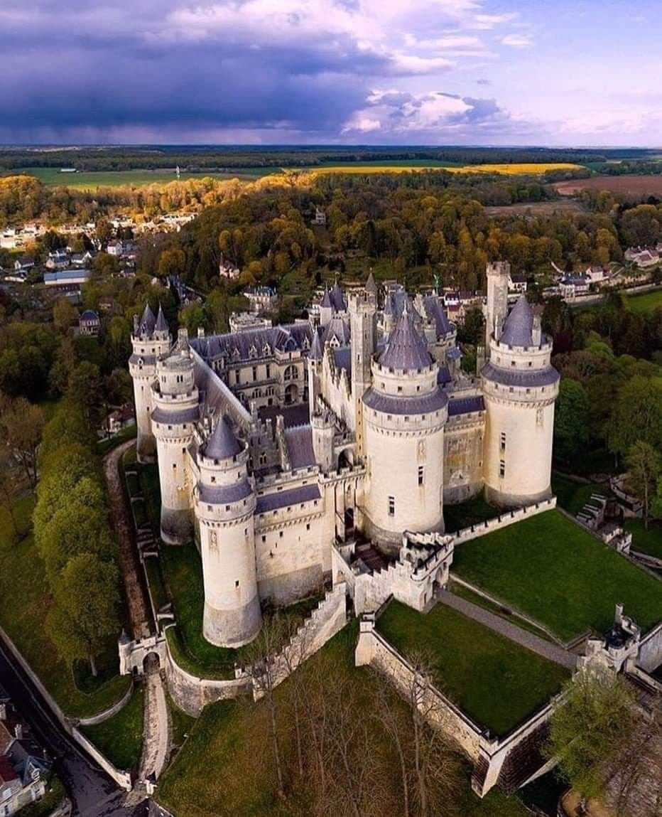 Французский замок Пьерфон, конец XIV века