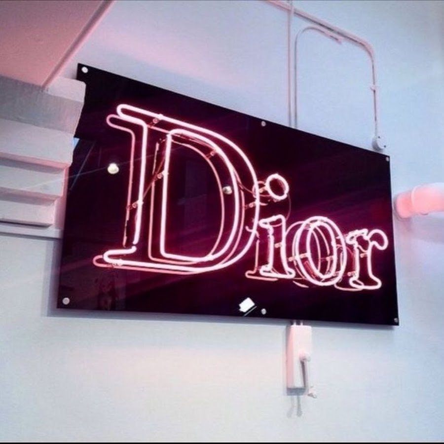 Dior неоновая вывеска