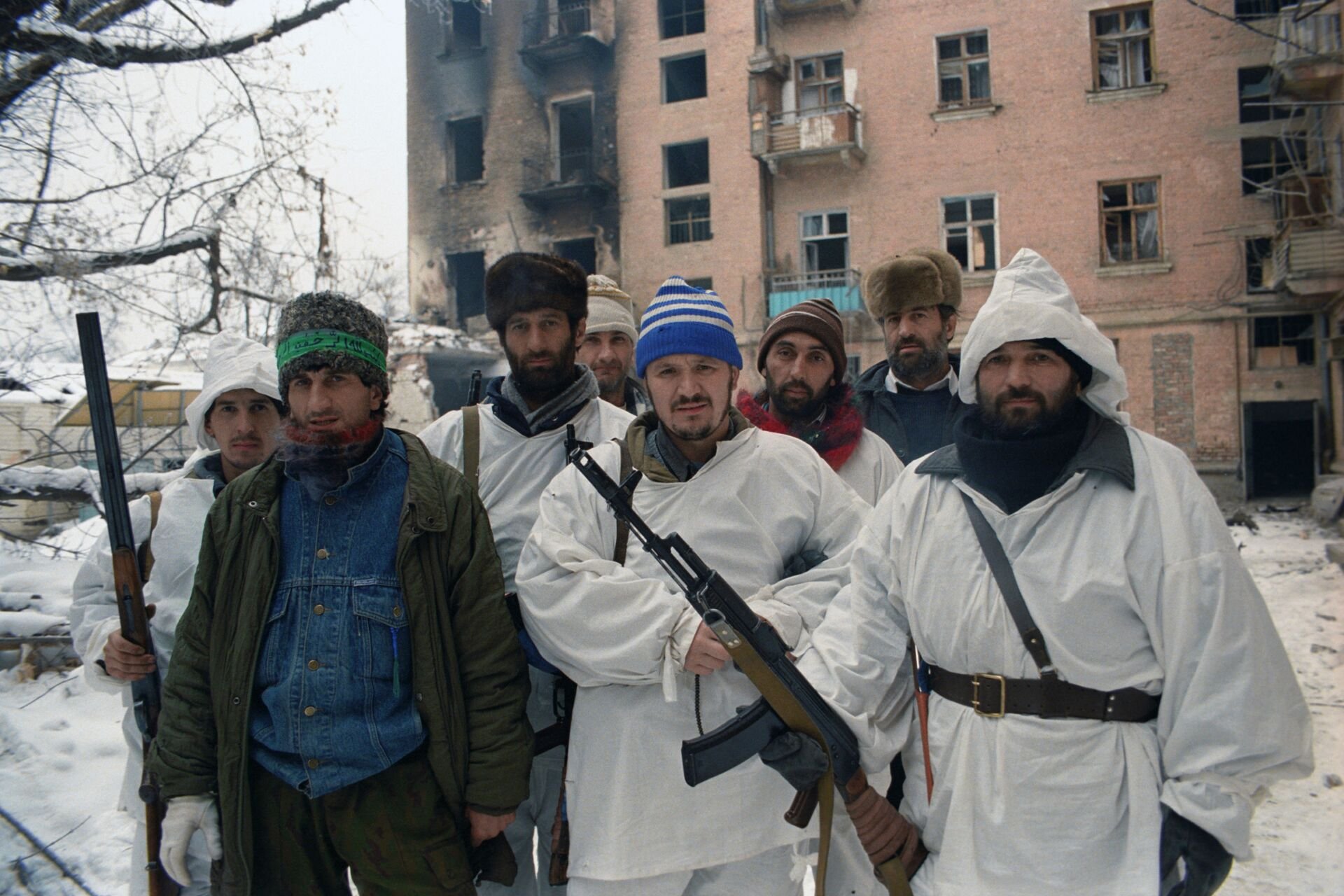Сколько чеченцев воюют. Чеченский боевики 1994 1995 Грозный. Чеченский боевик в Грозном, январь 1995 г. Чеченские боевики 1995 год Грозный.