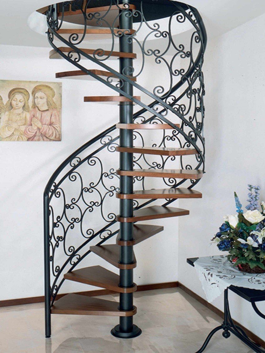 Кованная полувинтовая лестница