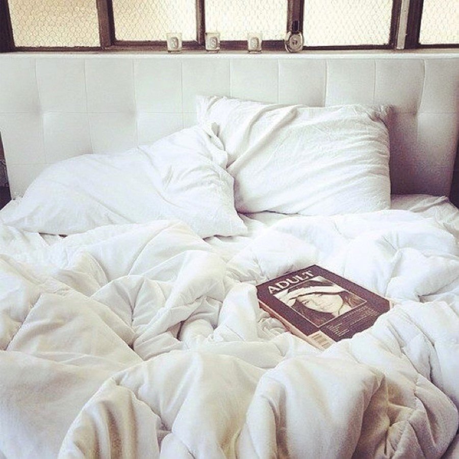 Книга на кровати