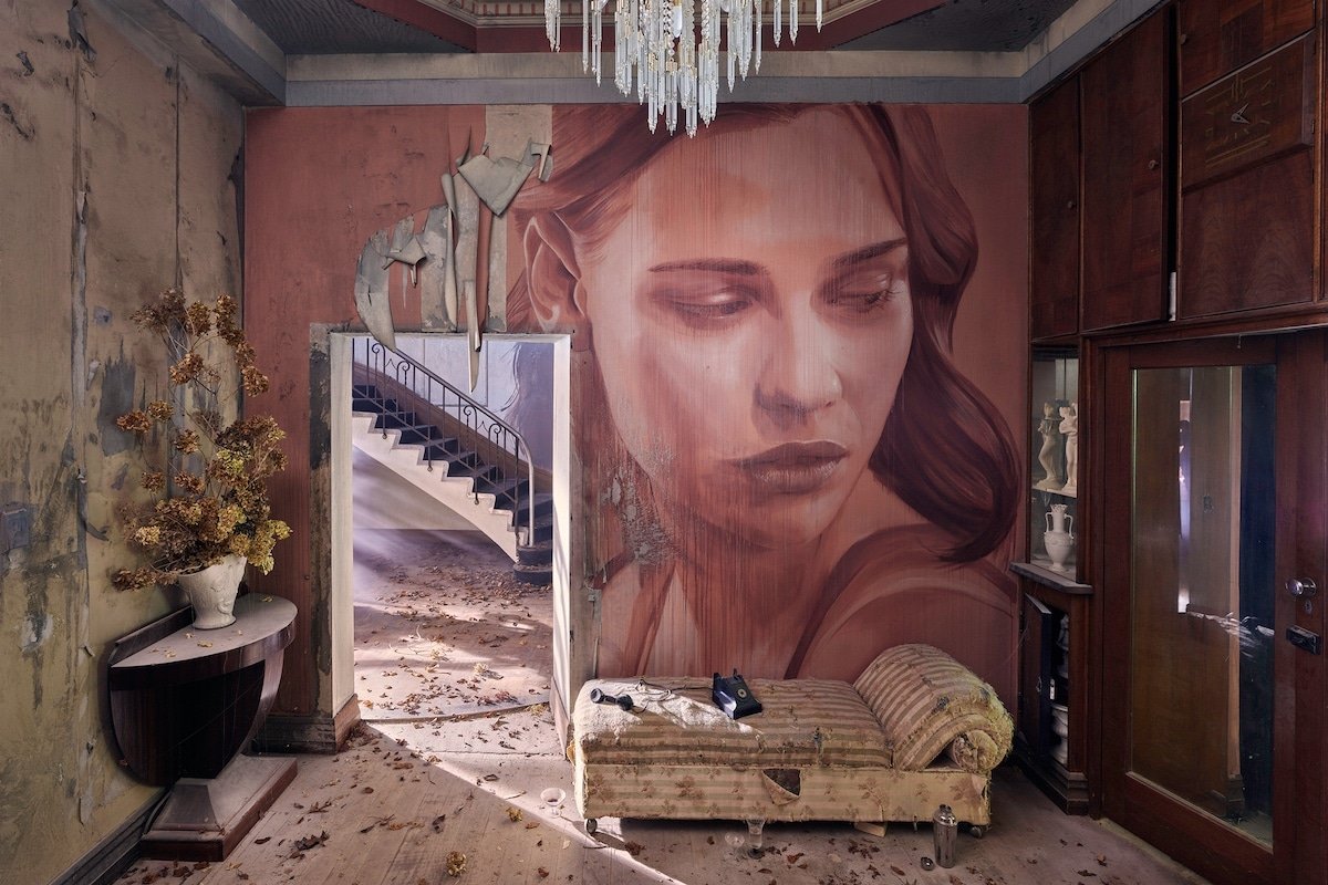 Художник превратил заброшенный особняк в Австралии в арт-объект