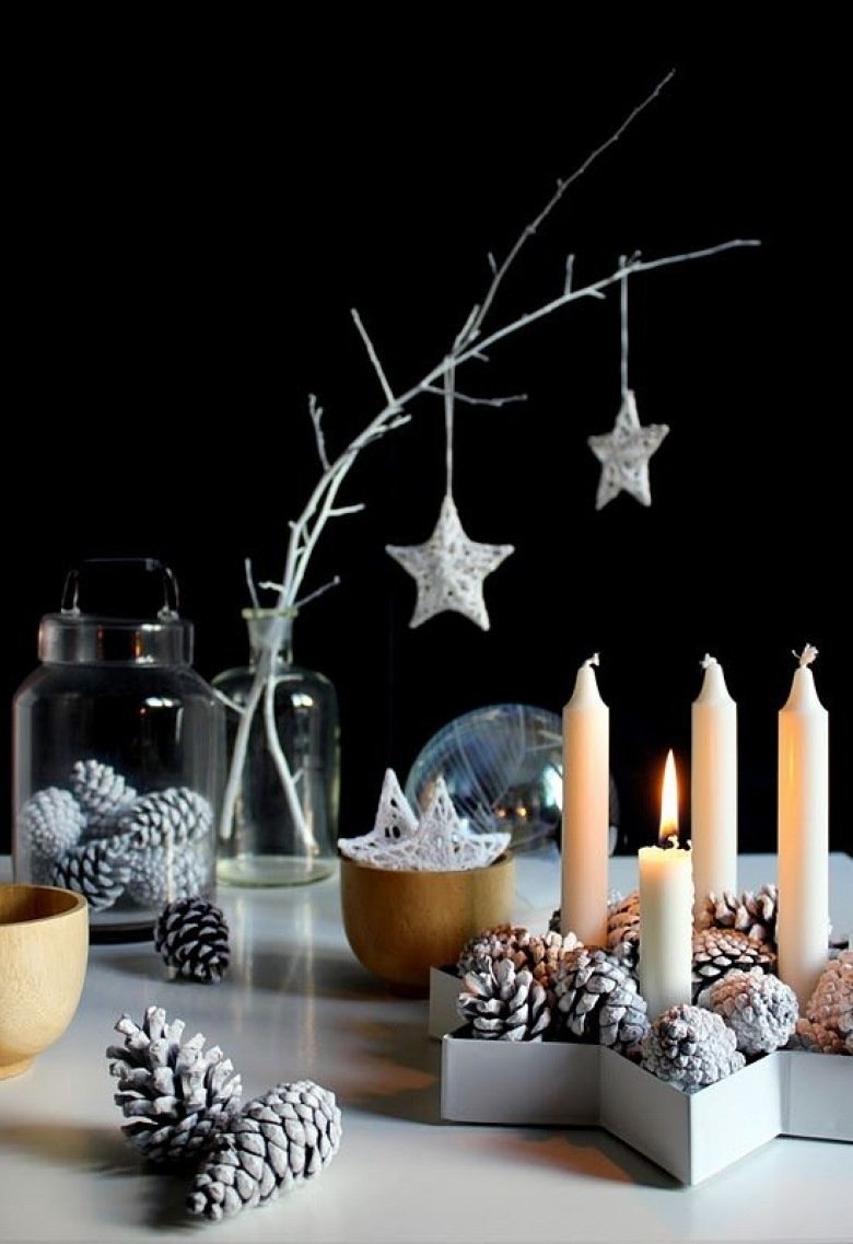Свечи на столе в рождество