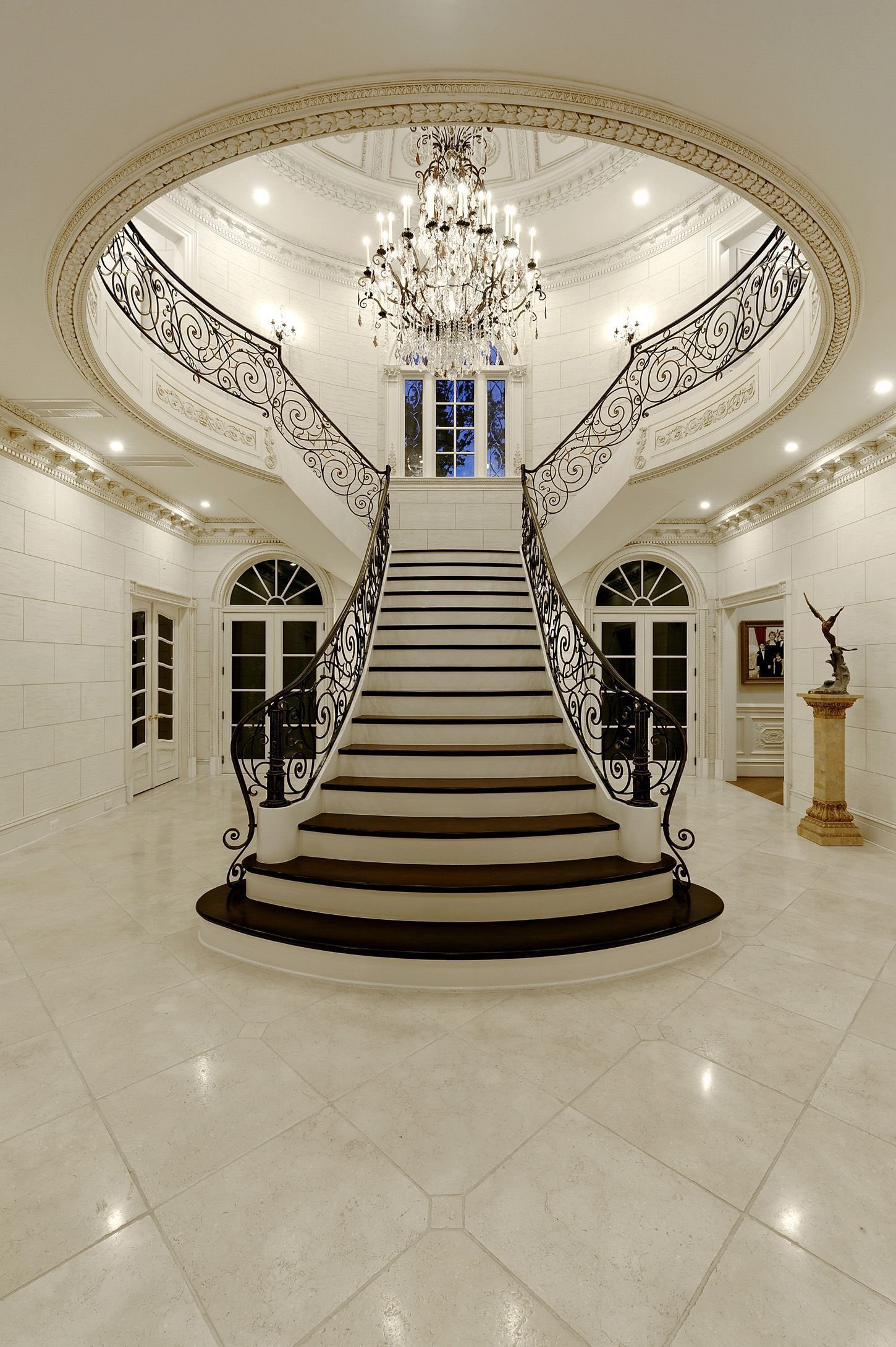 Де холе. Роскошная лестница. Красивая парадная лестница. Шикарная лестница в особняке. Лестница в интерьере.