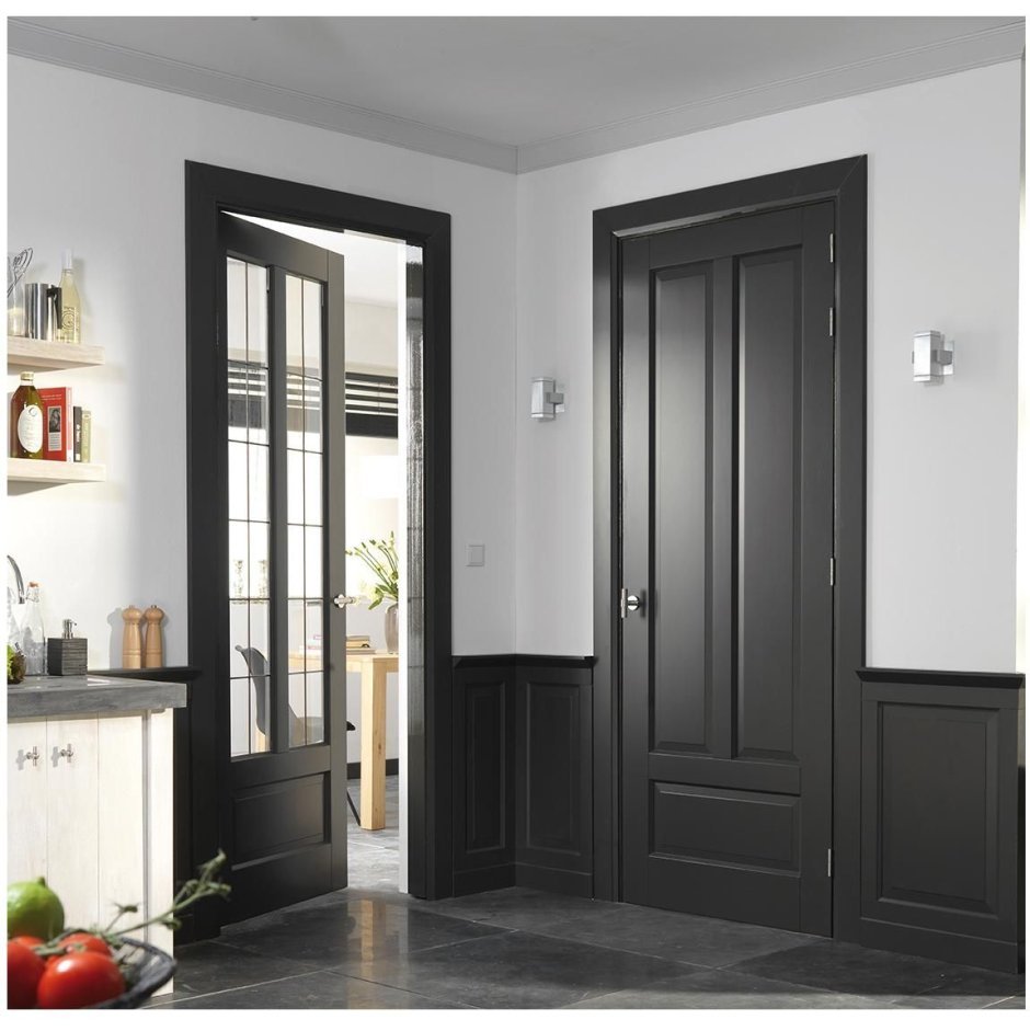 Серый интерьер с черными дверями