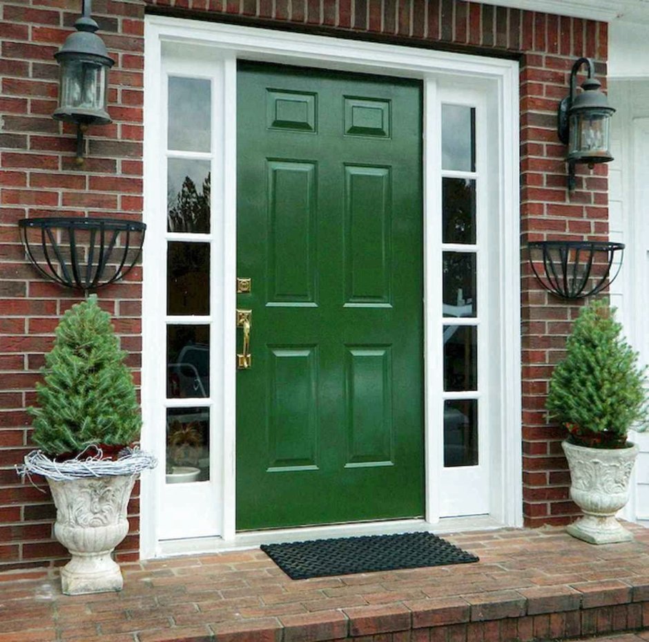 Входная дверь в частный дом зеленая
