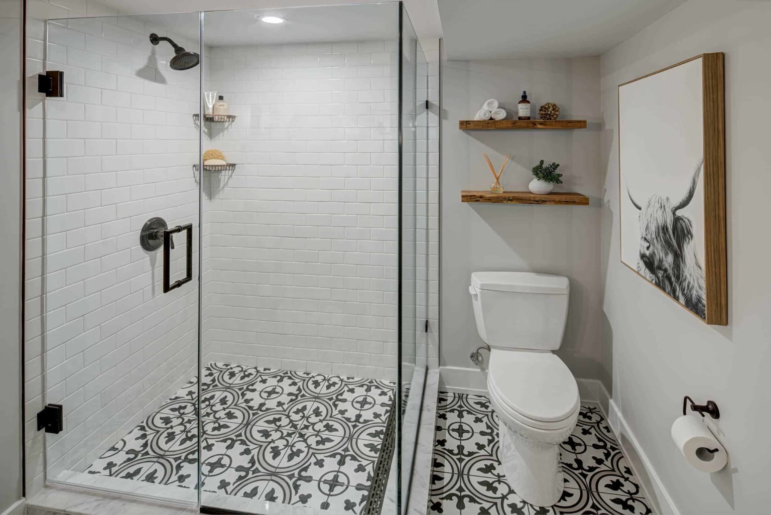 Ванные комнаты в современном стиле с угловым душем