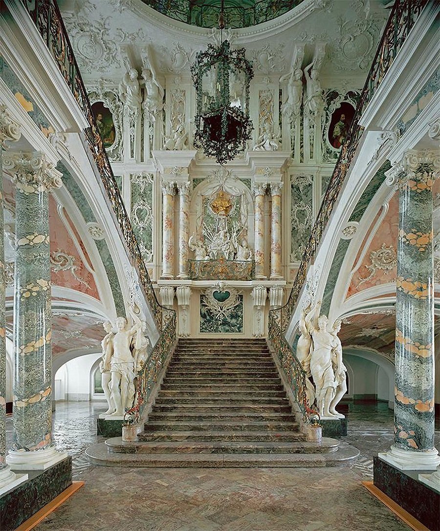 Холл дворца с лестницей