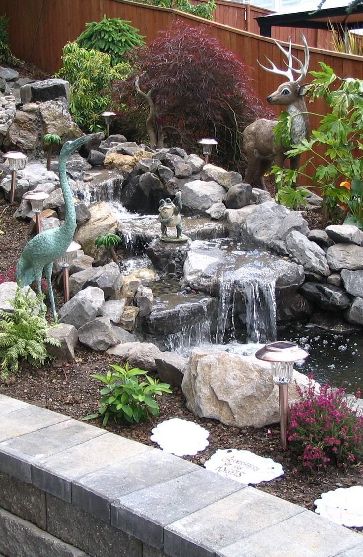 Декоративный низкий водопад в современном стиле в саду