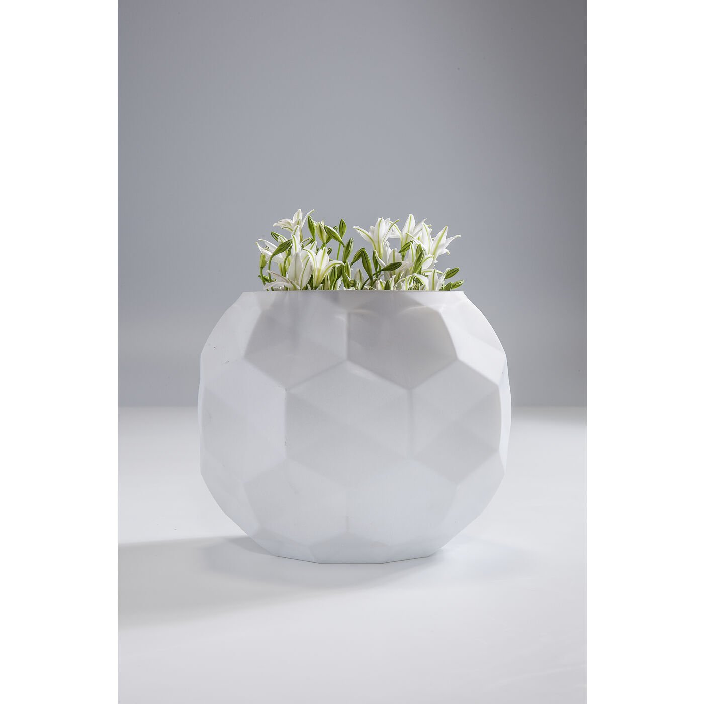 Светло серые вазы. Дизайнерская ваза. Дизайнерские вазы. Ваза круглая. Дизайнерские вазы для интерьера.